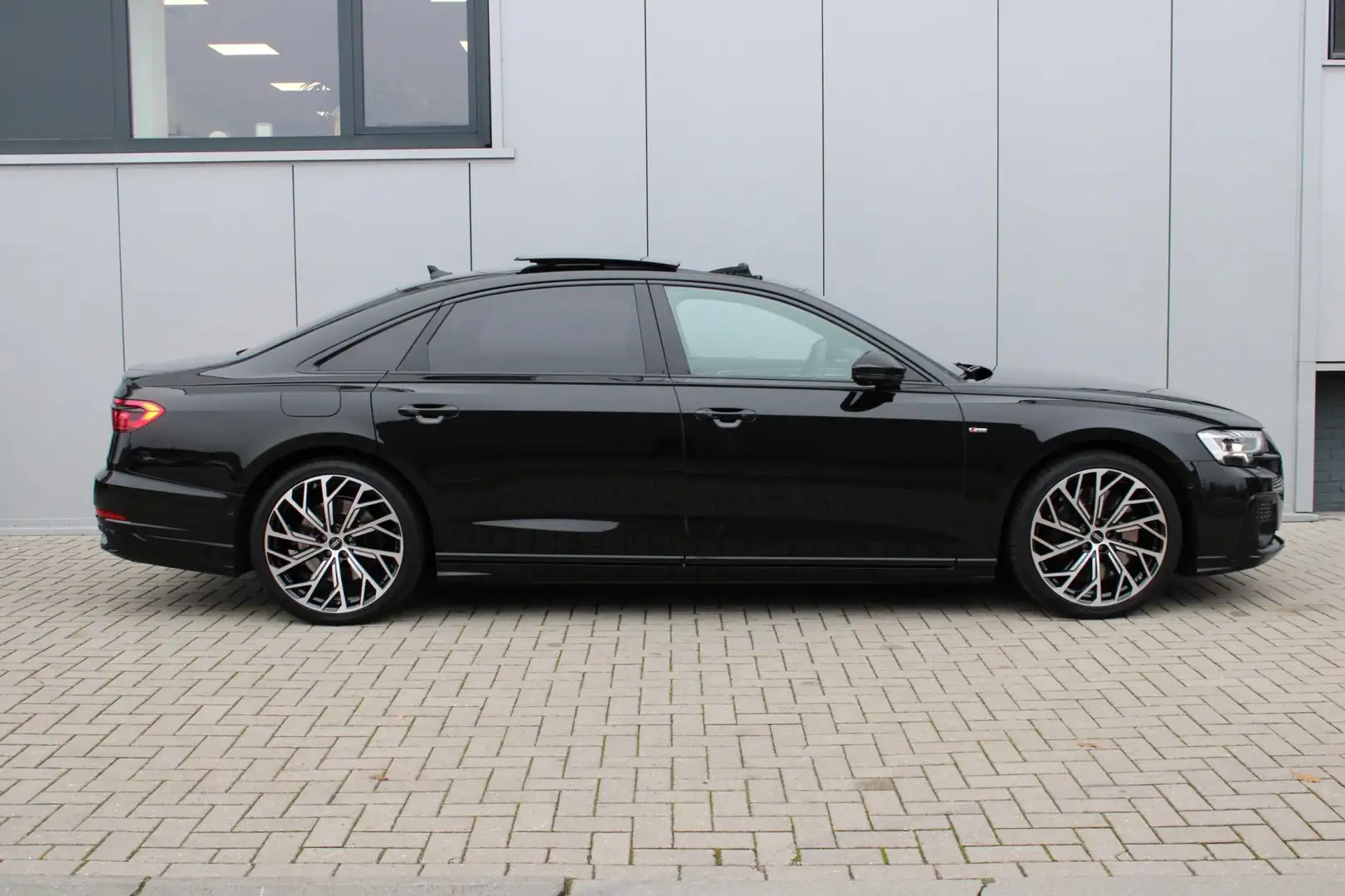 Audi A8 60 TFSI e Lang S-Line I PANO I ACC I 360 I MASSAGE Zwart - 2