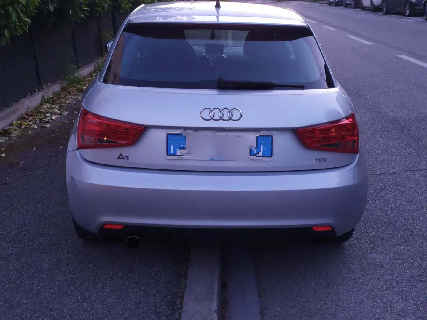 Audi A1 A1 I 2010 3p 1.6 tdi Attraction 105cv Argento - 1
