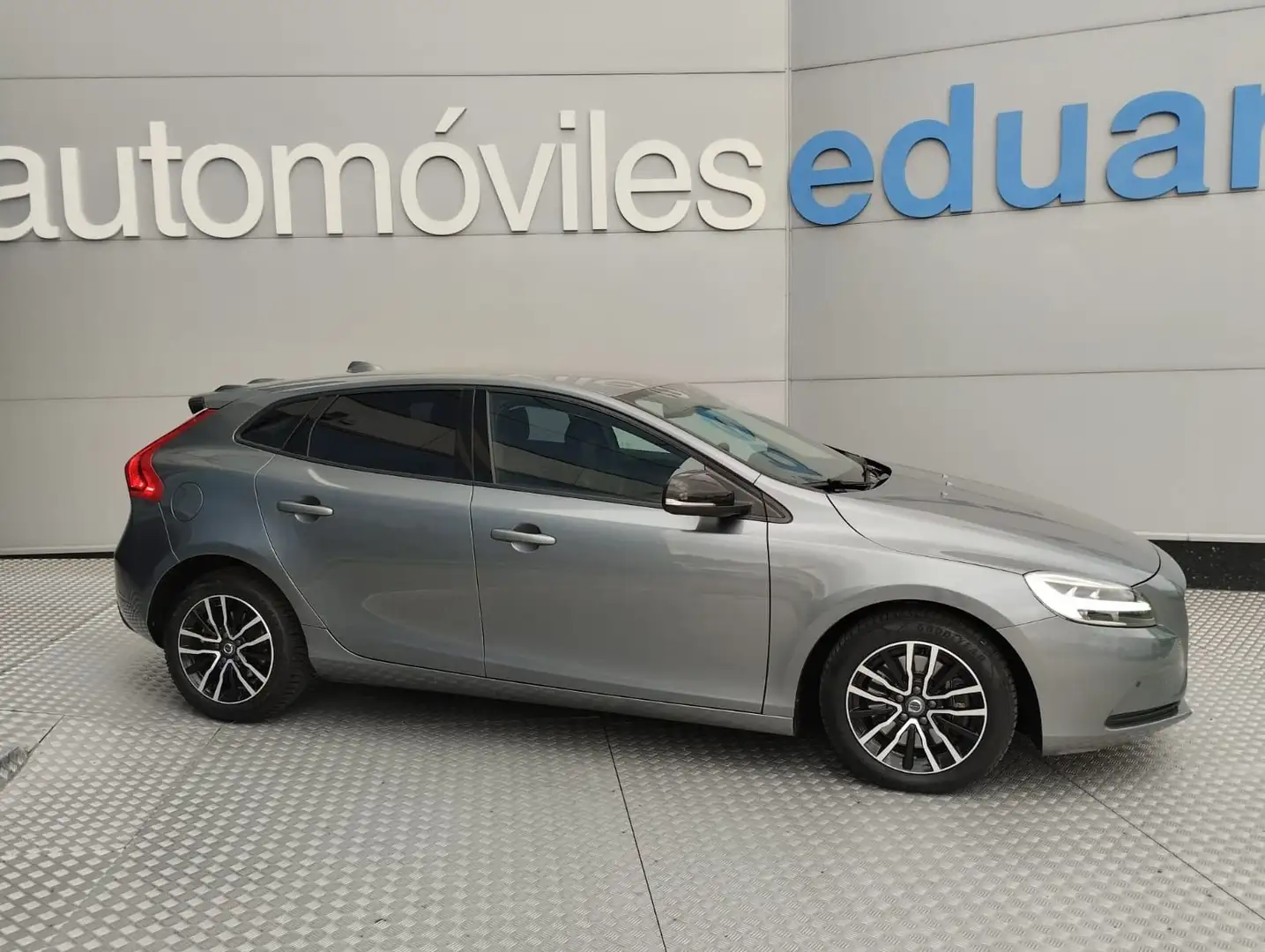 Volvo V40 D2 Momentum Aut. 120 Gris - 1