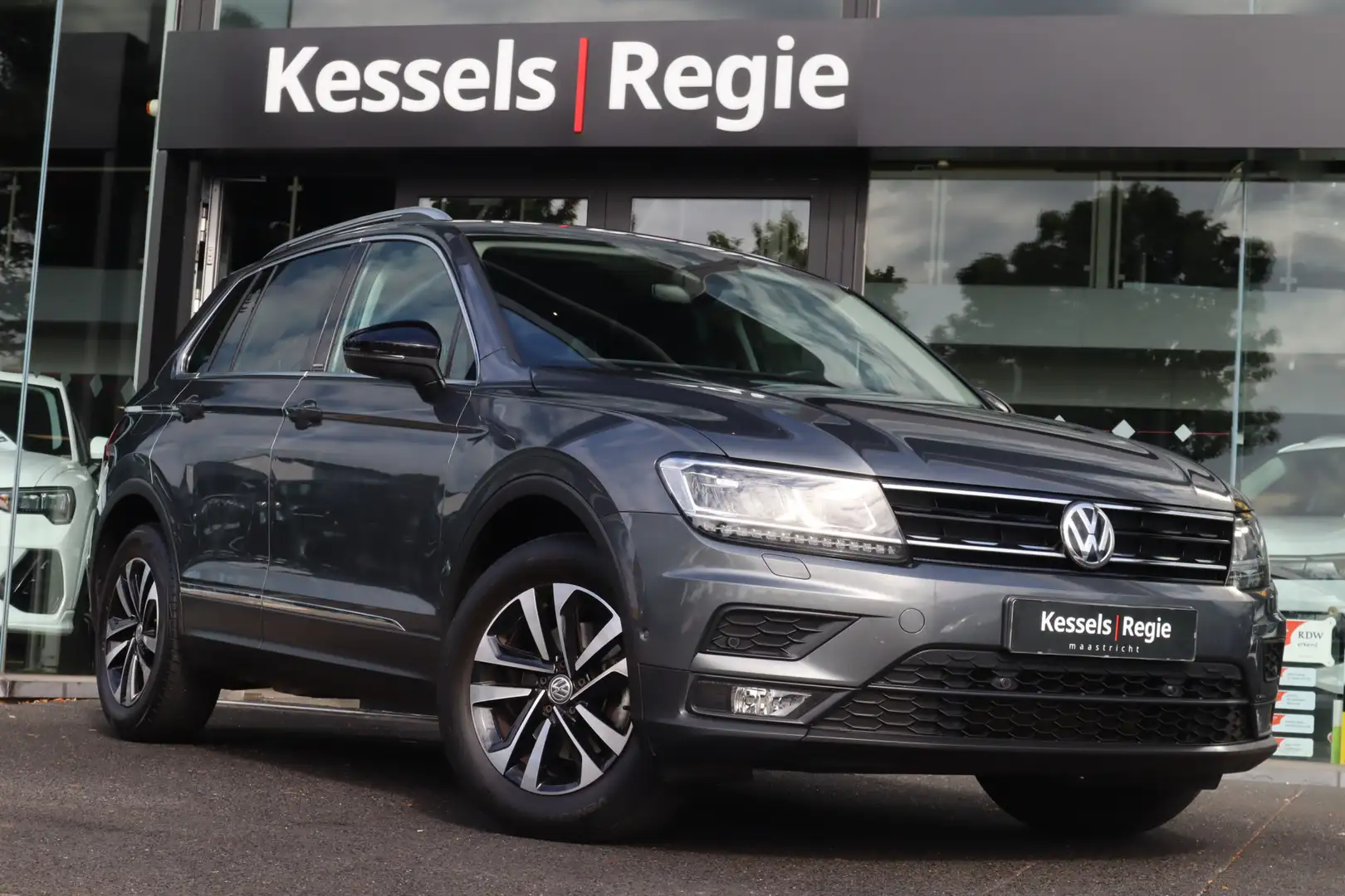 Volkswagen Tiguan 1.5 TSI ACT Comfortline Virtual ACC Camera CarPlay Grijs - 1