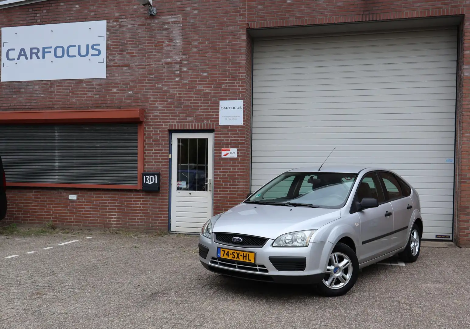 Ford Focus 1.6-16V Champion NAP 1e eigenaar Cruise Airco APK Grijs - 1