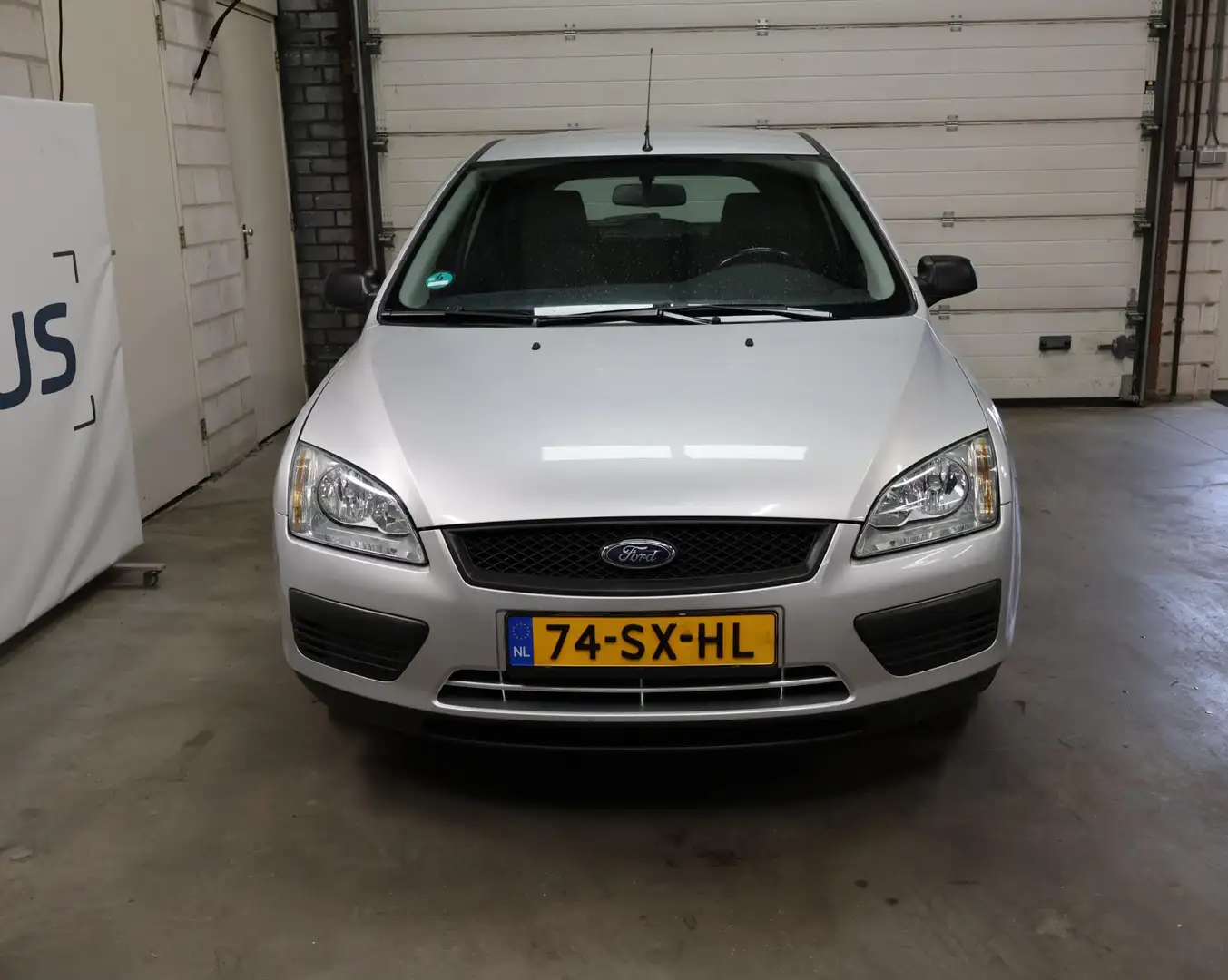 Ford Focus 1.6-16V Champion NAP 1e eigenaar Cruise Airco APK Grijs - 2