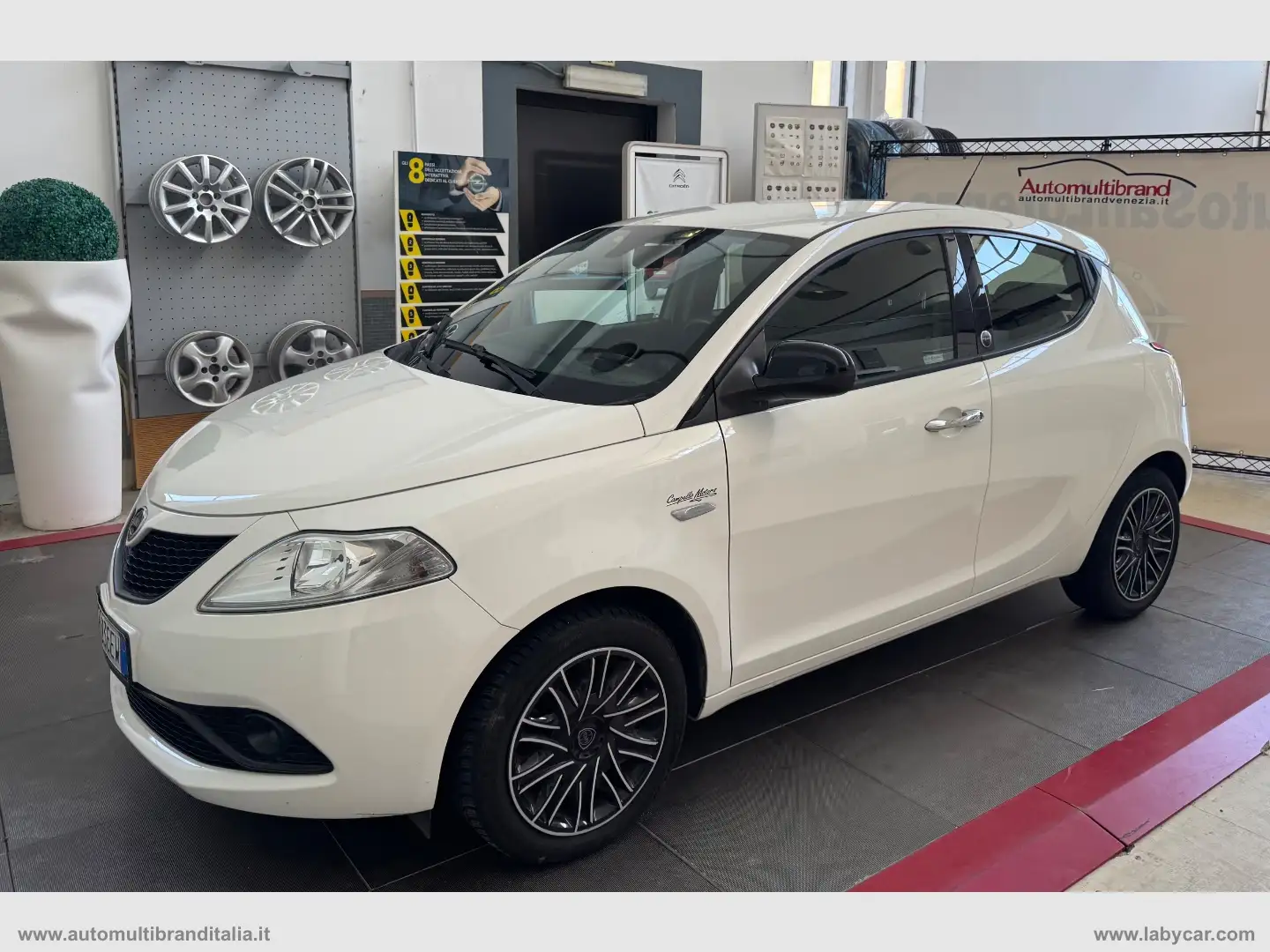 Lancia Ypsilon 1.2 69 CV 5p. GPL Ecochic Gold Blanco - 1