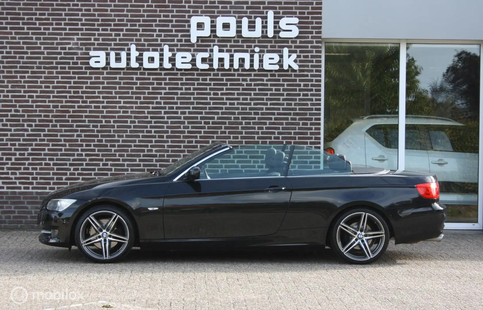 BMW 325 3-serie Cabrio 113.000 km! 19'' 325i High Exe. Zwart - 2