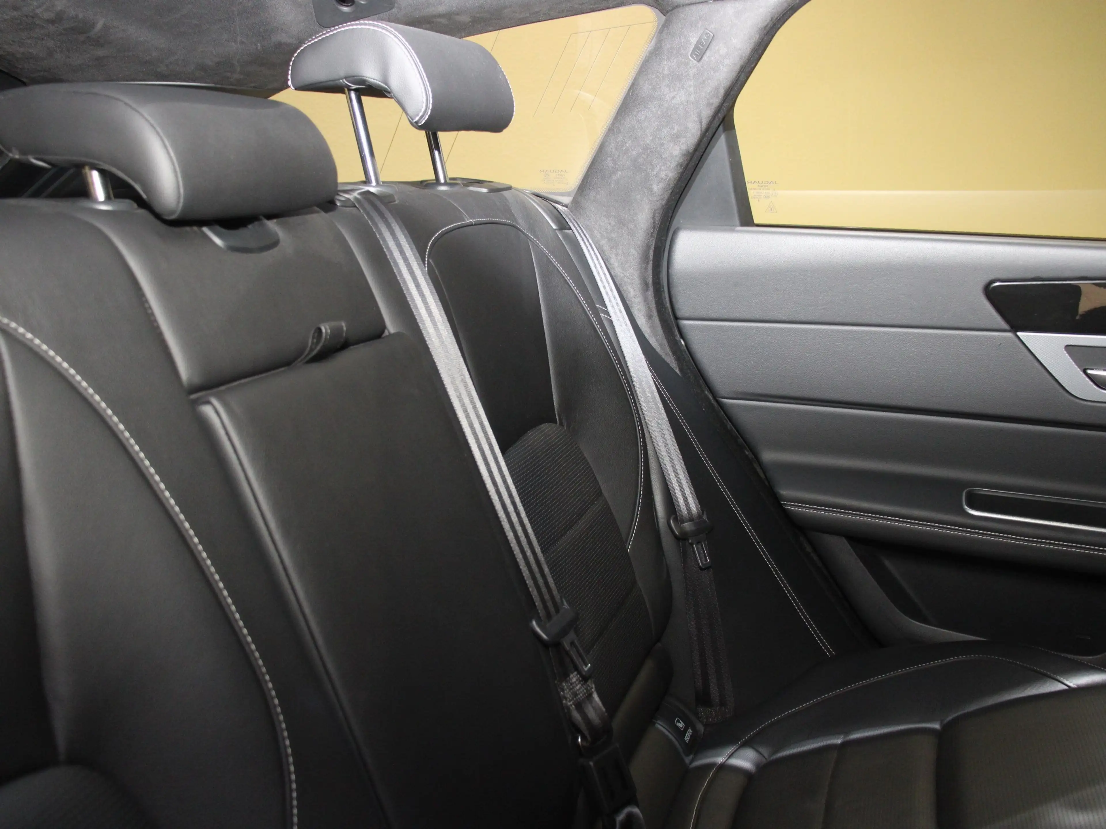 Jaguar XF Sportbrake 30t AWD R-Sport — photo 8