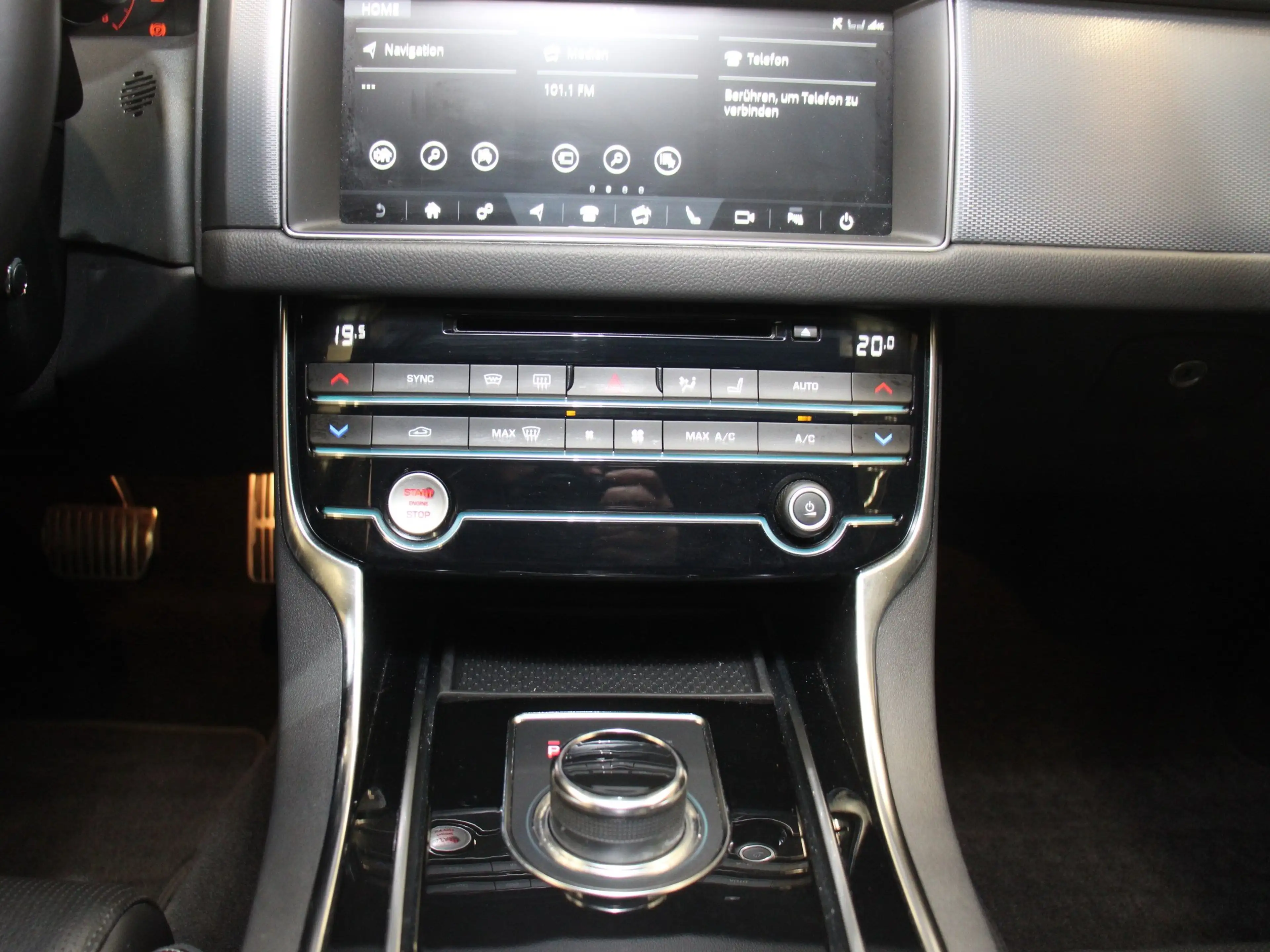 Jaguar XF Sportbrake 30t AWD R-Sport — photo 7