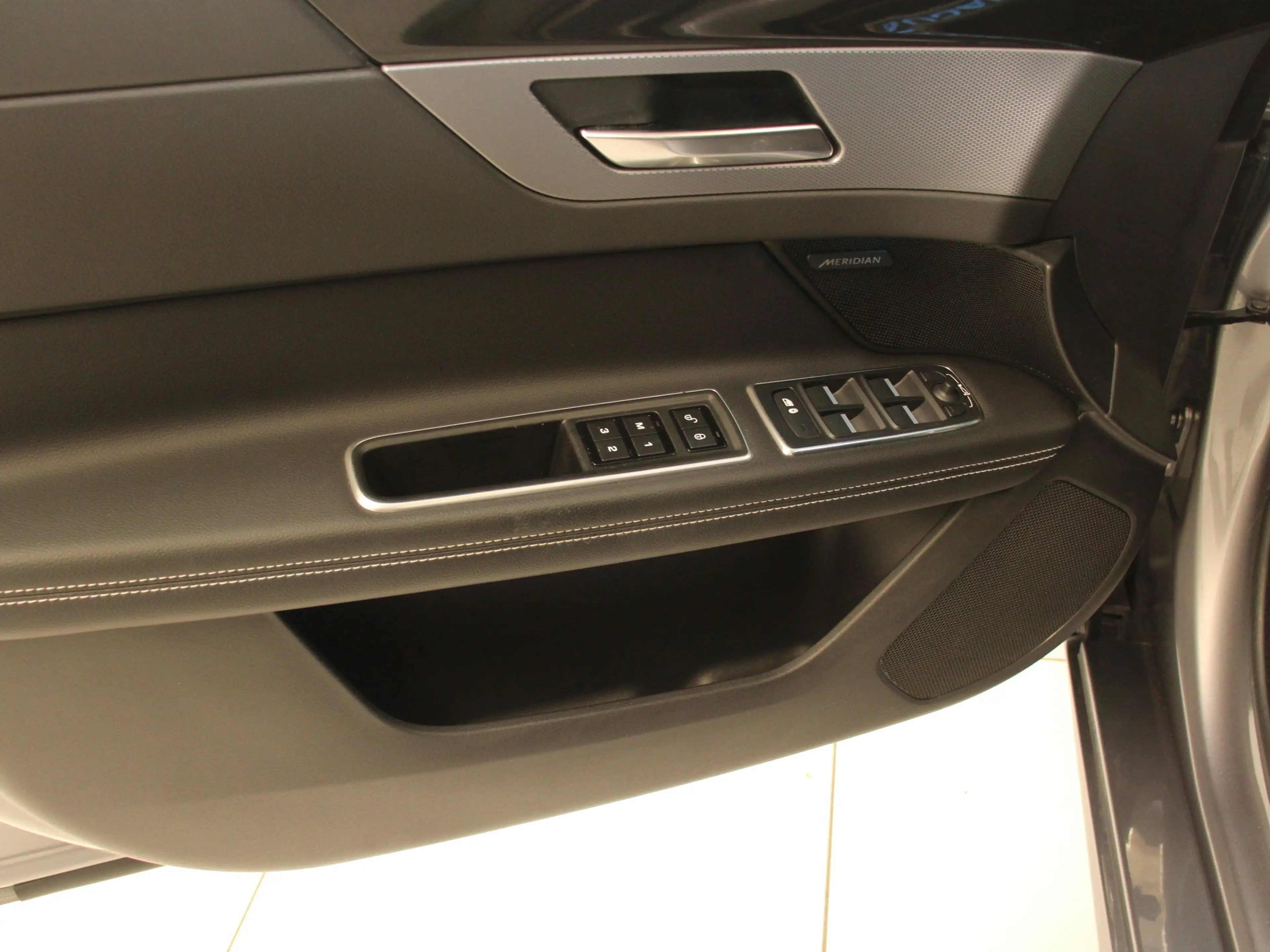Jaguar XF Sportbrake 30t AWD R-Sport — photo 11