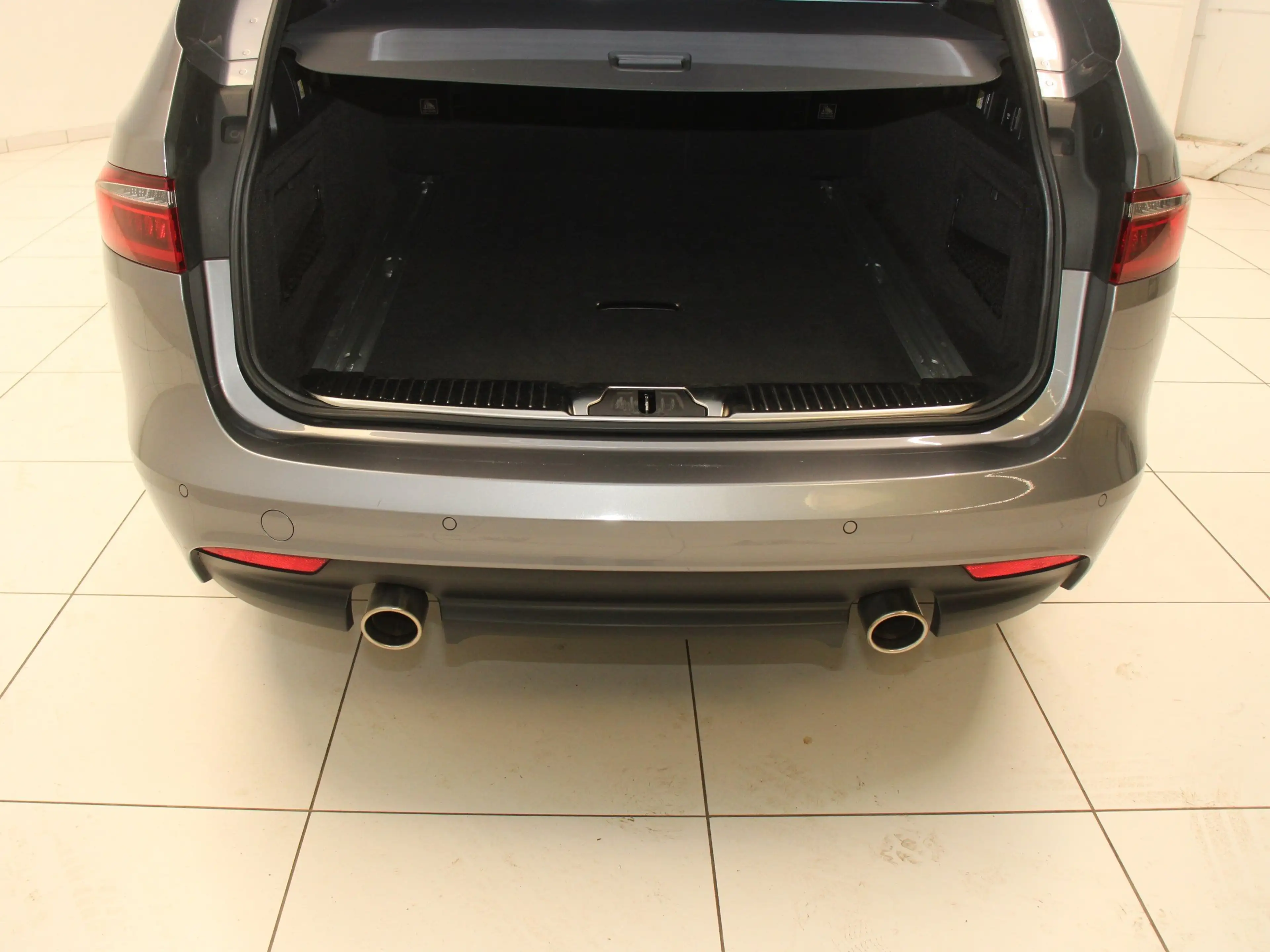 Jaguar XF Sportbrake 30t AWD R-Sport — photo 12