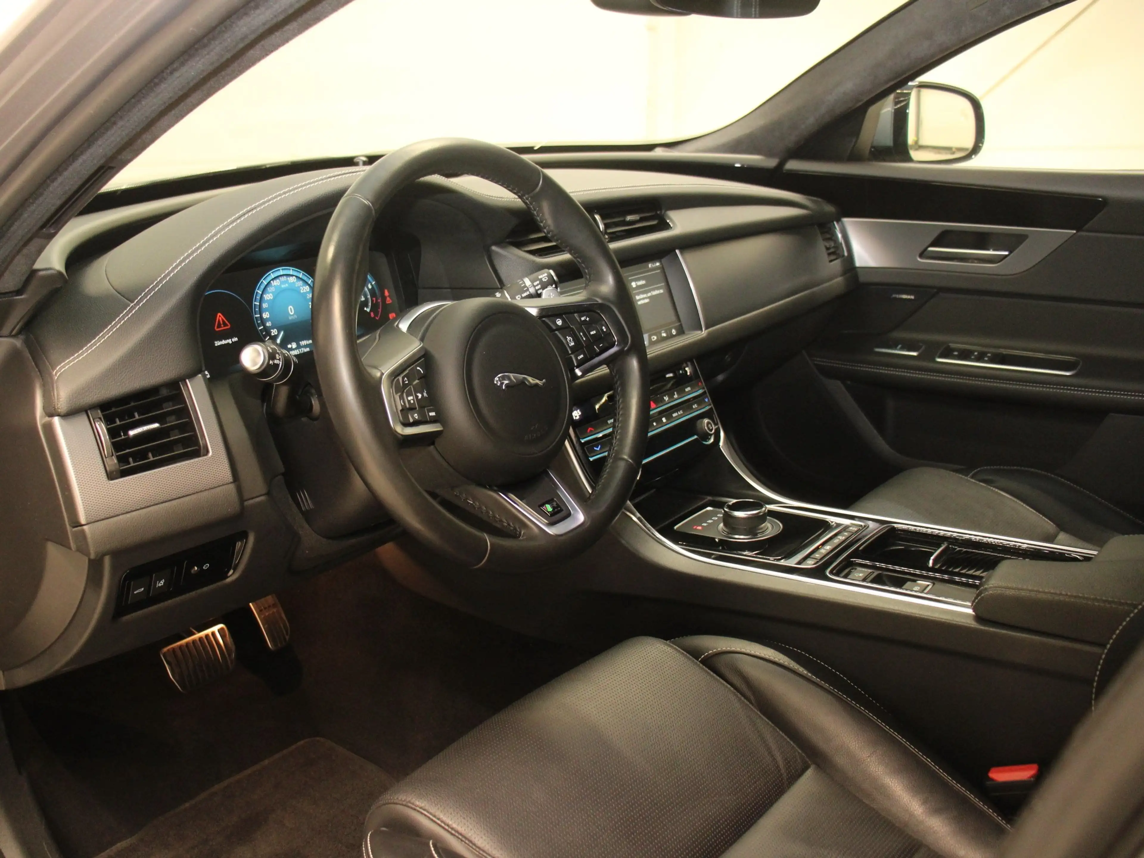 Jaguar XF Sportbrake 30t AWD R-Sport — photo 14