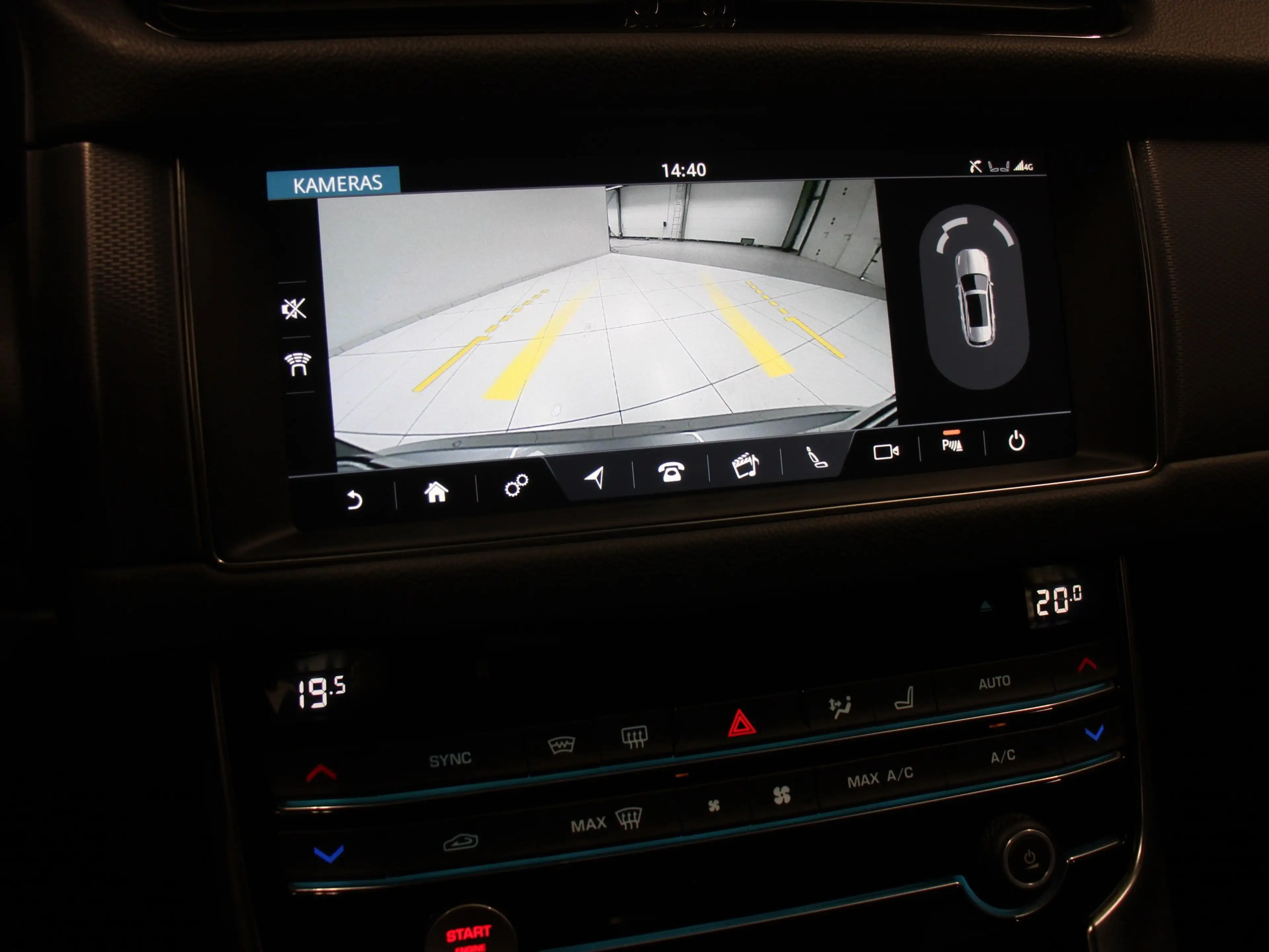 Jaguar XF Sportbrake 30t AWD R-Sport — photo 13