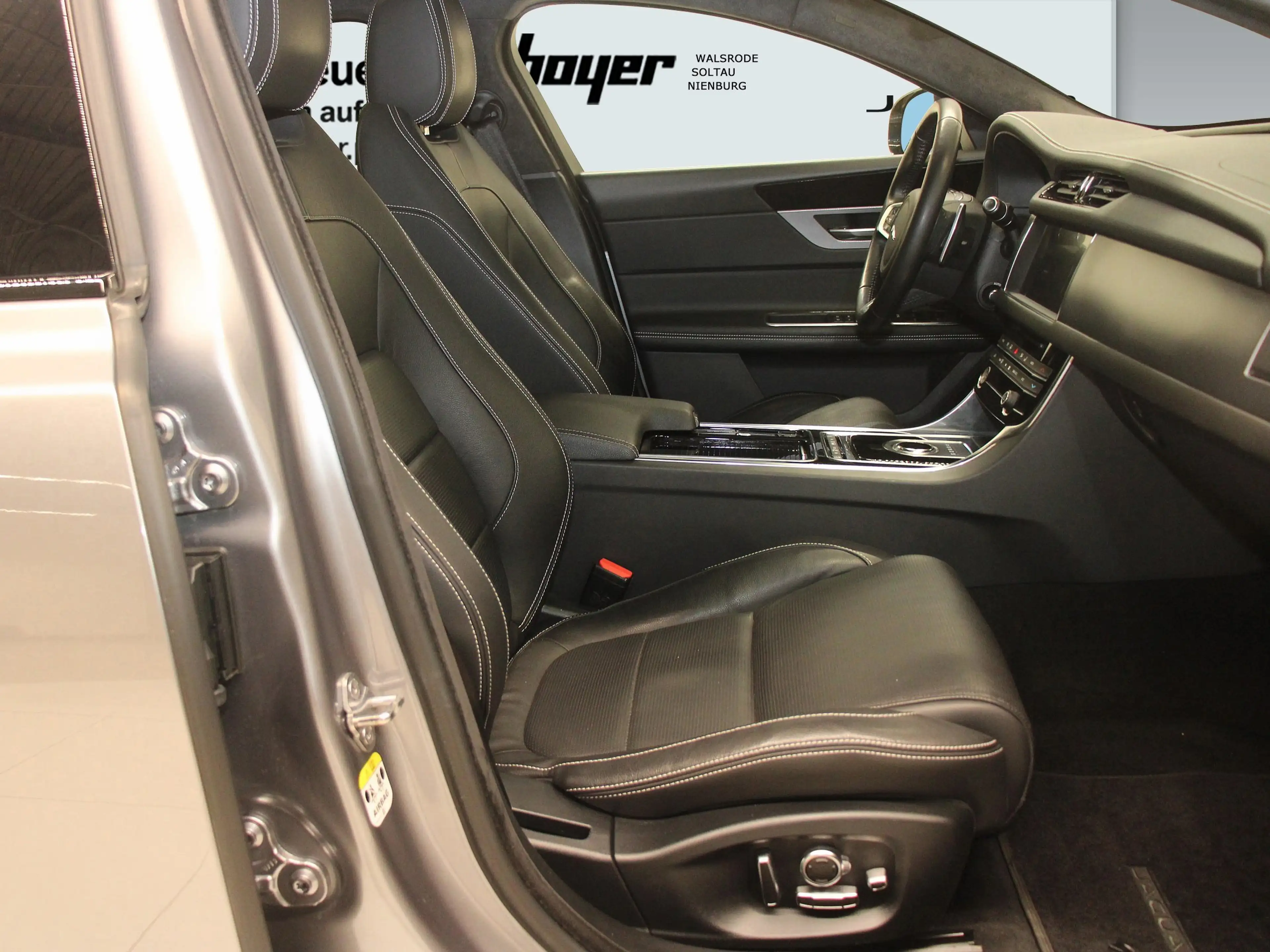 Jaguar XF Sportbrake 30t AWD R-Sport — photo 6