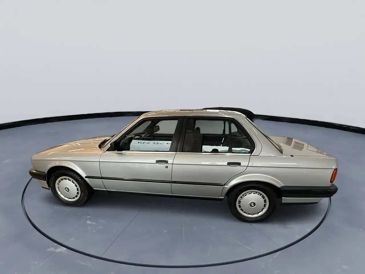 BMW 320i, foto 2