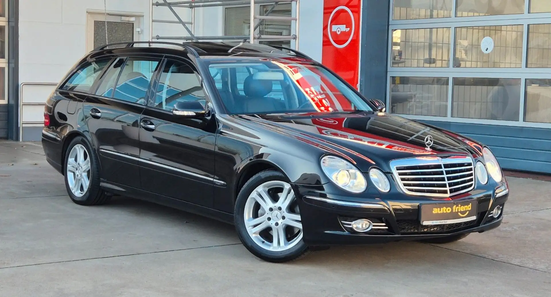 Mercedes-Benz E 280 T Avantgarde XENON/LEDER/PDC/SHZ/GSD/NAVI Schwarz - 1