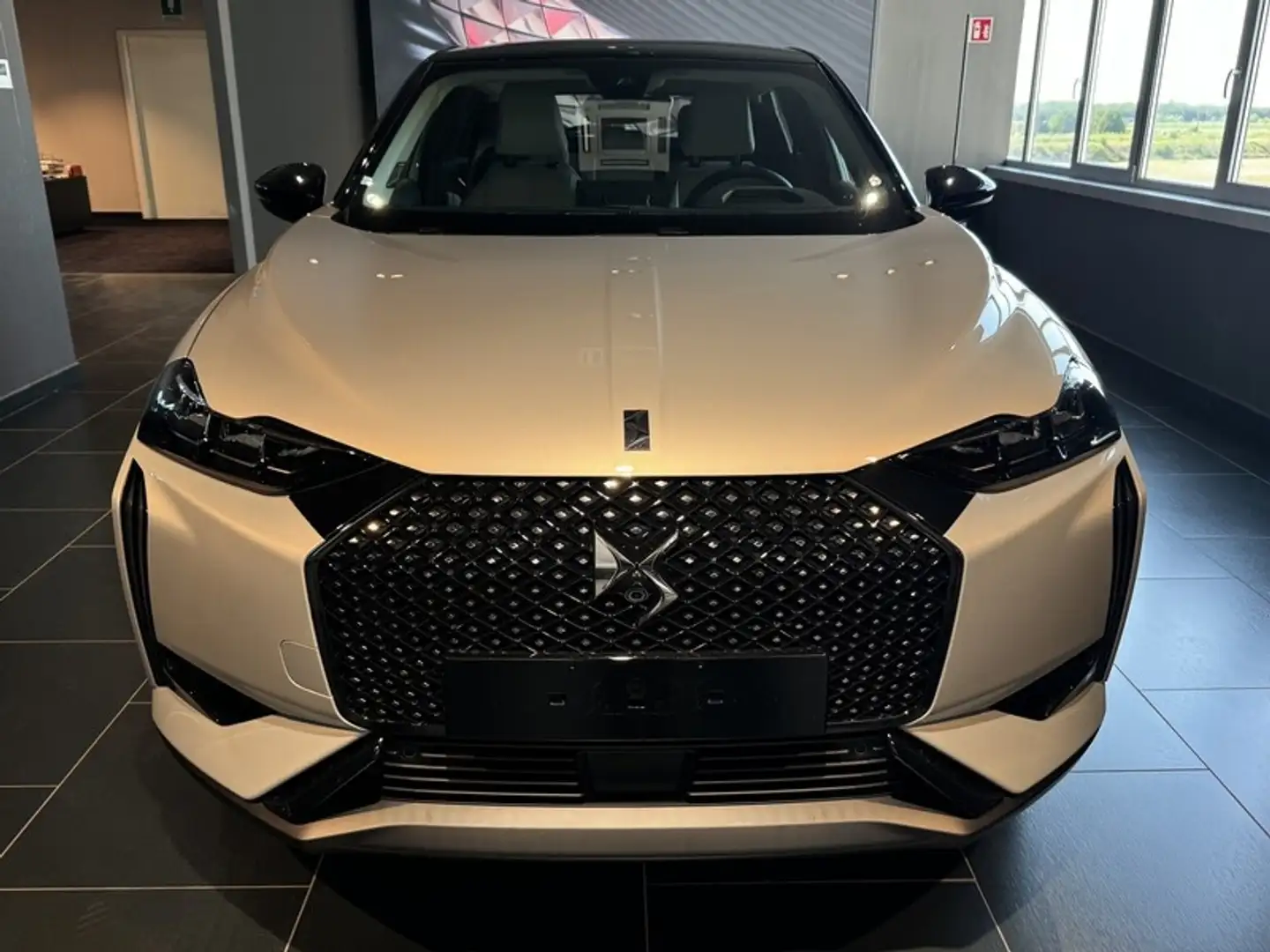 DS Automobiles DS 3 1.2 PureTech Esprit de Voyage Gris - 2