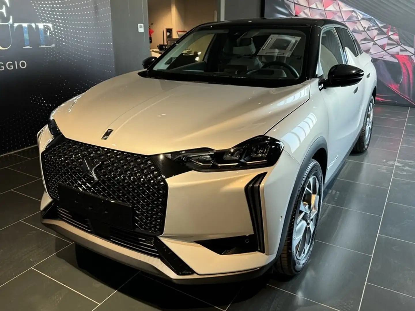 DS Automobiles DS 3 1.2 PureTech Esprit de Voyage Gris - 1