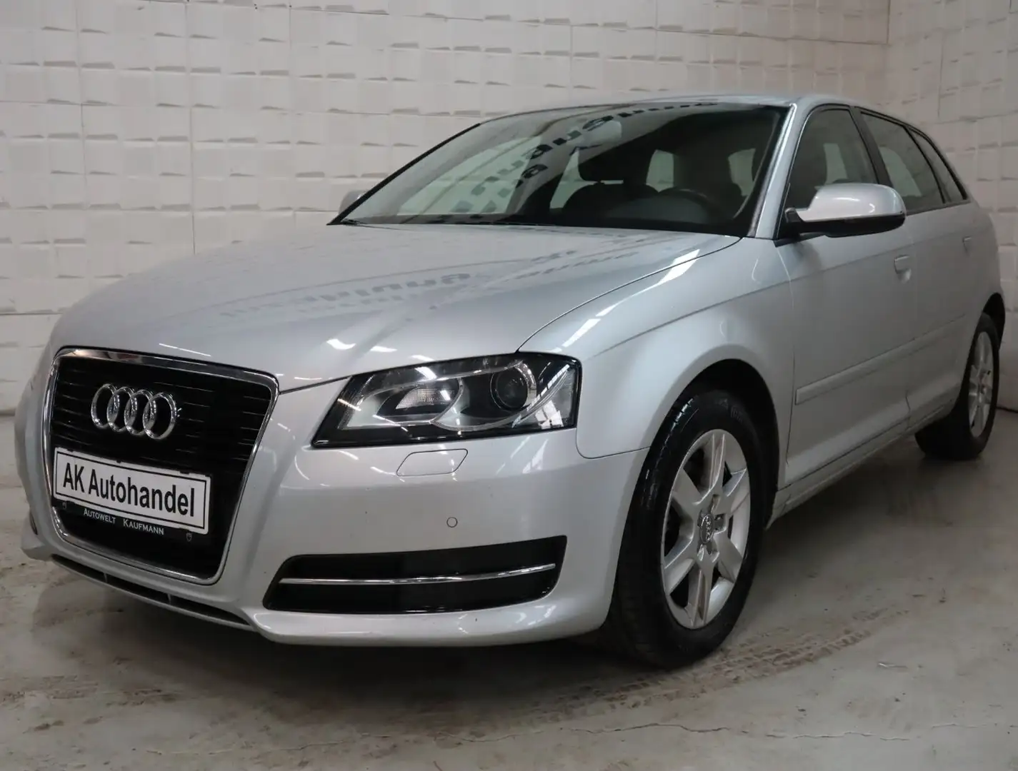 Audi A3 Sportback 2.0 TDI Attraction Automatik Xenon Silber - 1