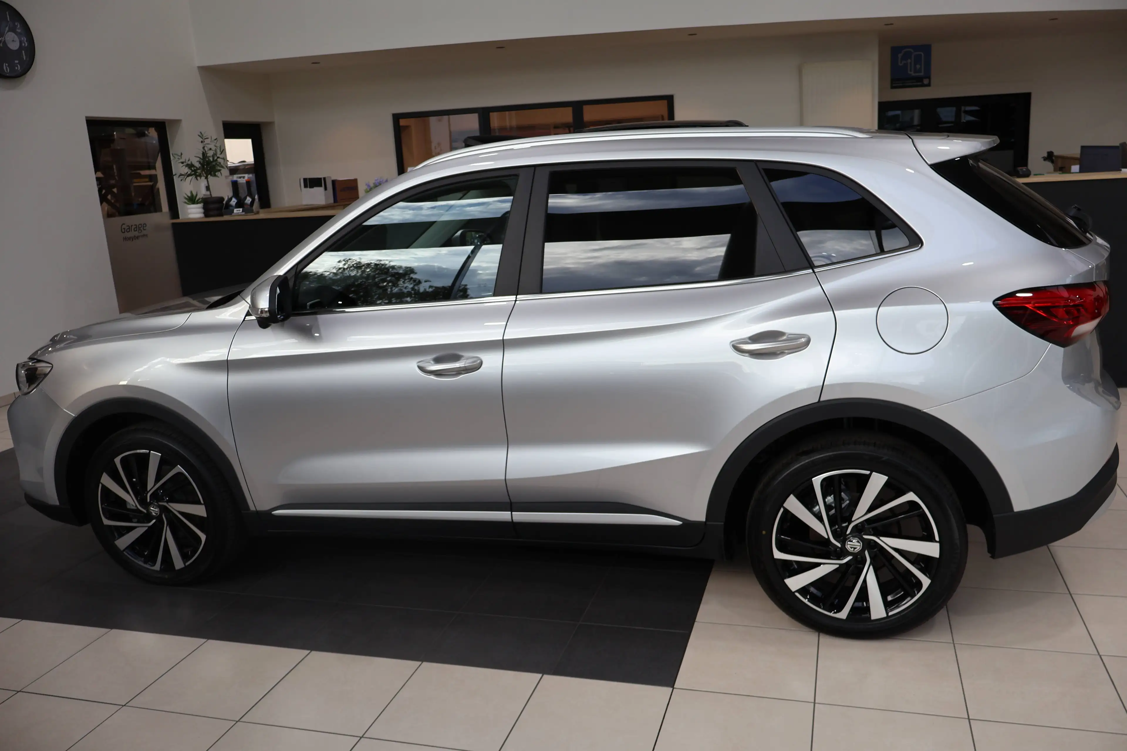 MG ZS MG ZS HYBRID+ LUXURY 197PK HEV / PANODAK / NIEUW / 360° CAMERA — photo 2