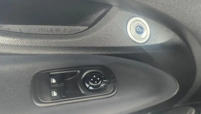 Fiat 500E view 11