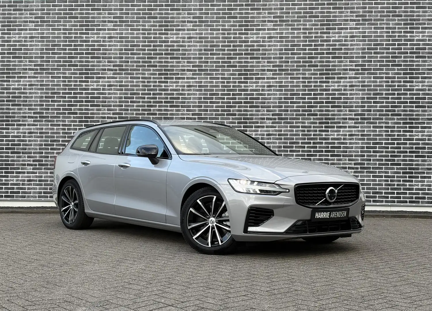 Volvo V60 2.0 T6 Plug-in hybrid AWD Plus Dark | Harman Kardo Grau - 2