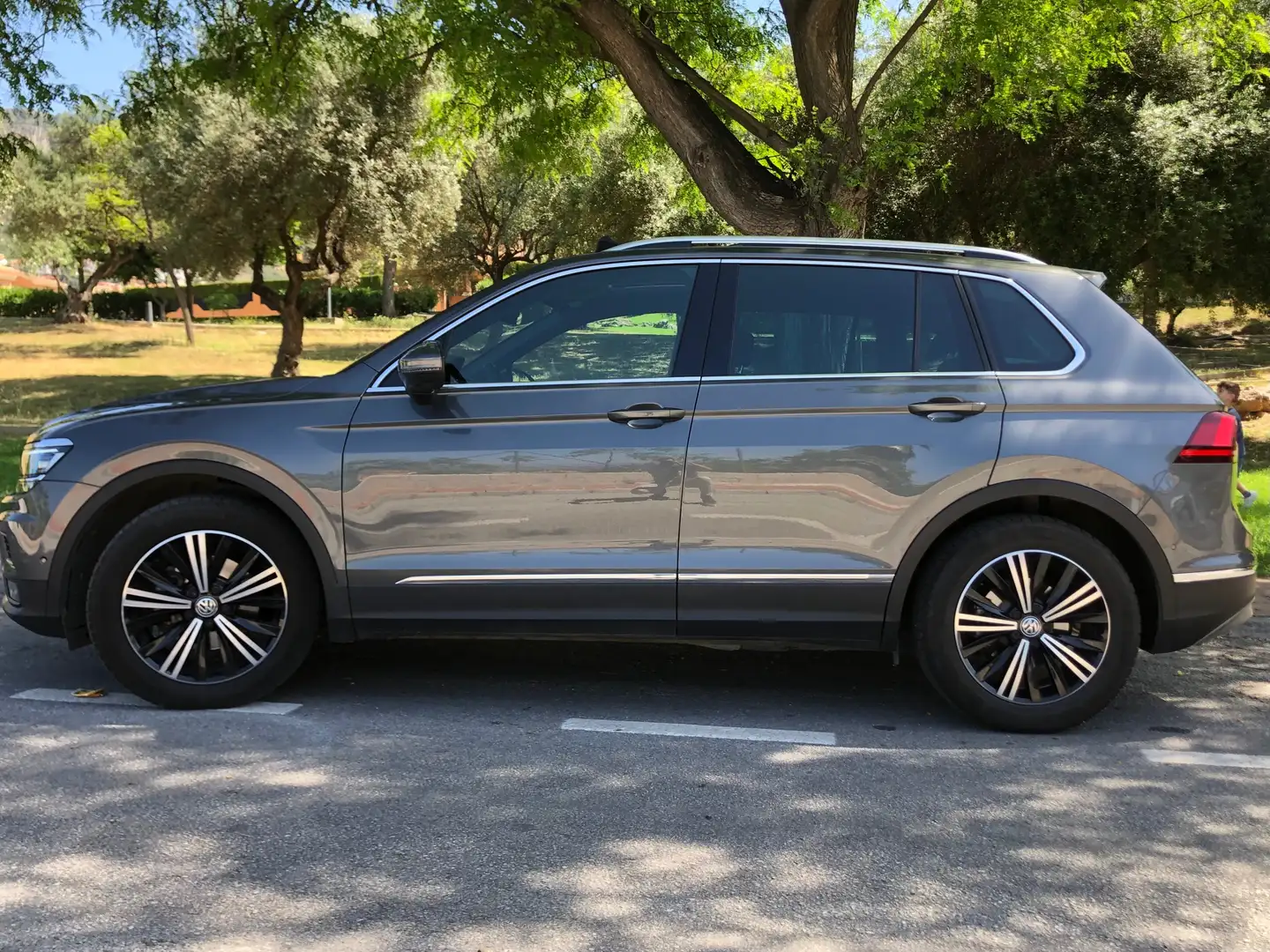 Volkswagen Tiguan Tiguan 2.0TDI Sport DSG 110kW Sport Gris - 2