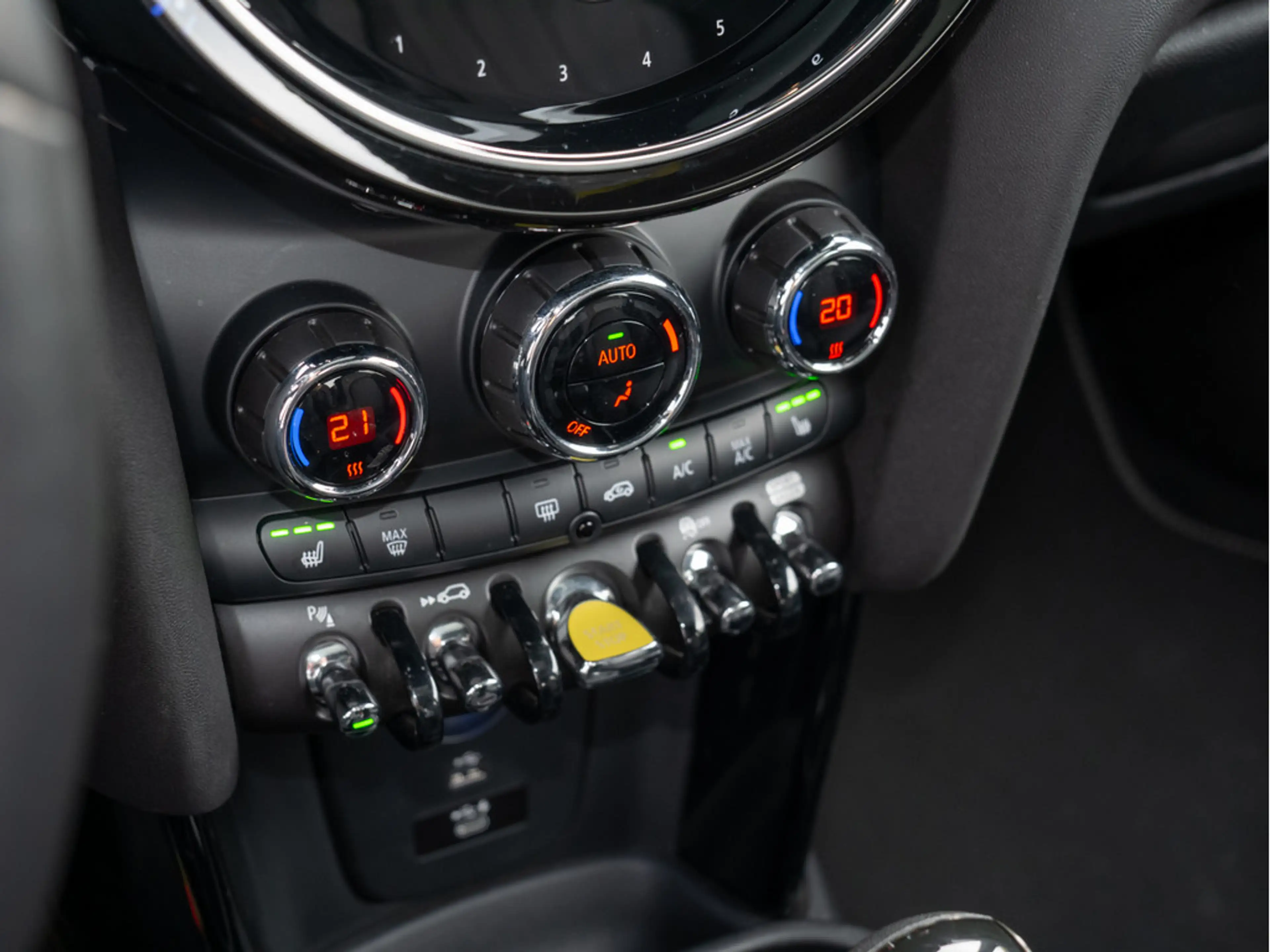 MINI Cooper SE Yours Trim NAVI ACC HUD LED PANO — photo 13