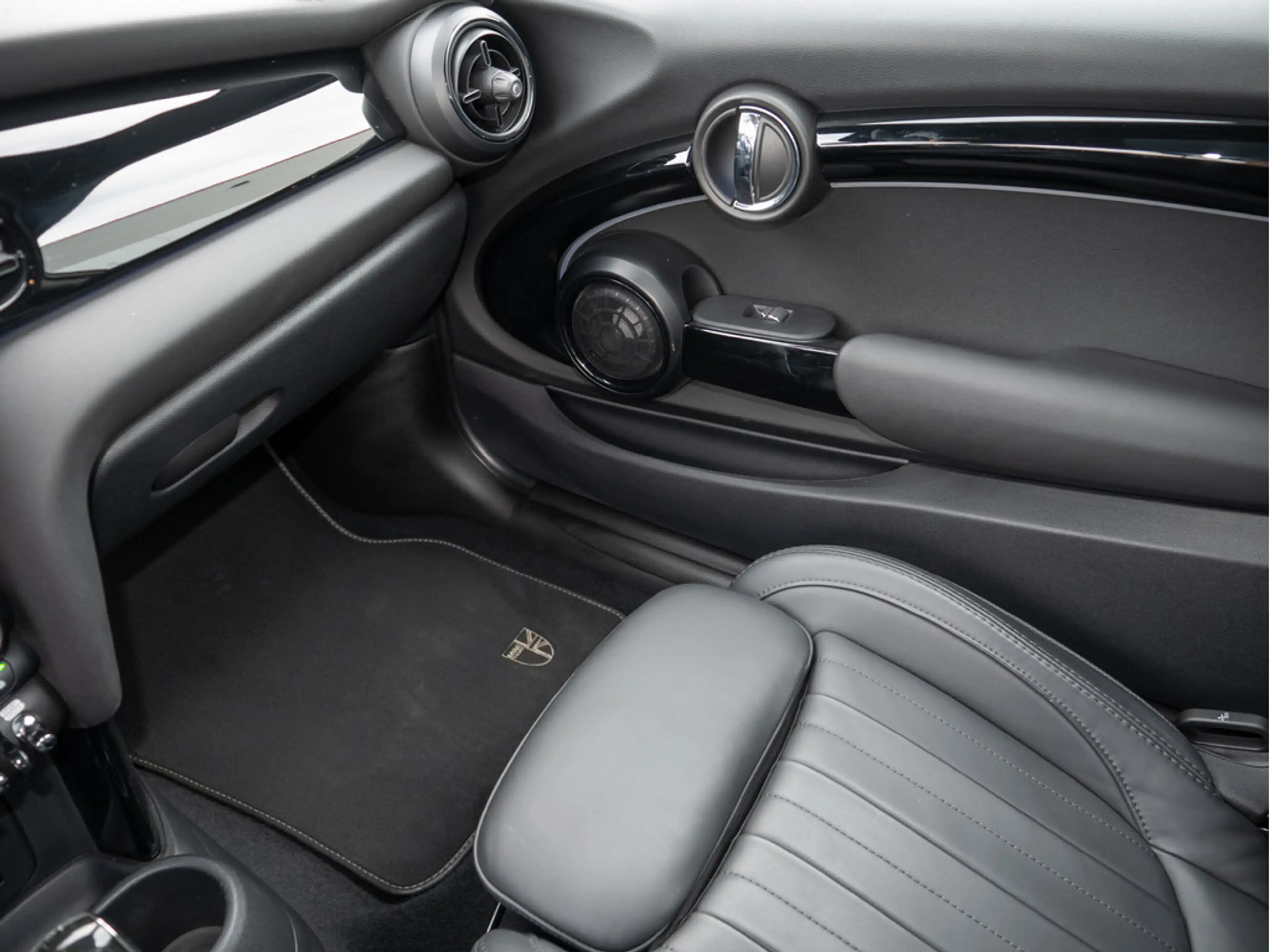 MINI Cooper SE Yours Trim NAVI ACC HUD LED PANO — photo 15