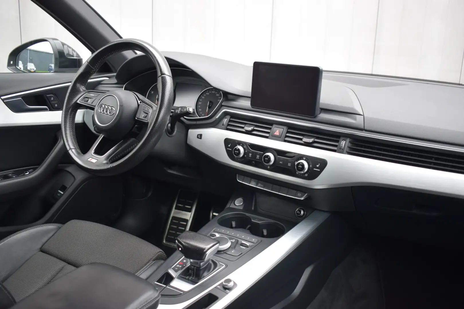 Audi A4 Avant 2.0 TDi Automaat Pro Line Plus S-Line LED | Zwart - 2