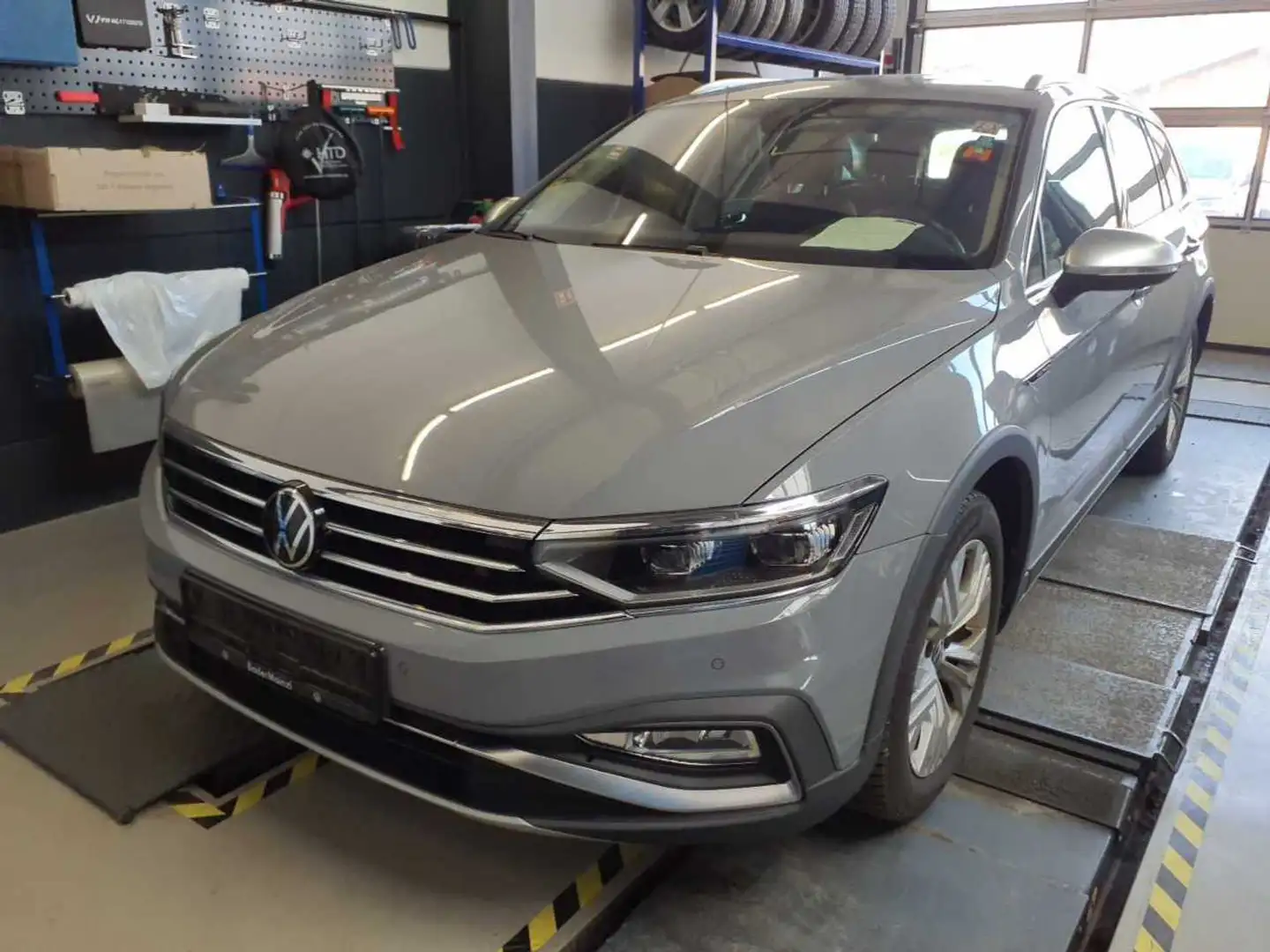 Volkswagen Passat Variant Alltrack 4Motion DCC Pano IQ.Light Grau - 2