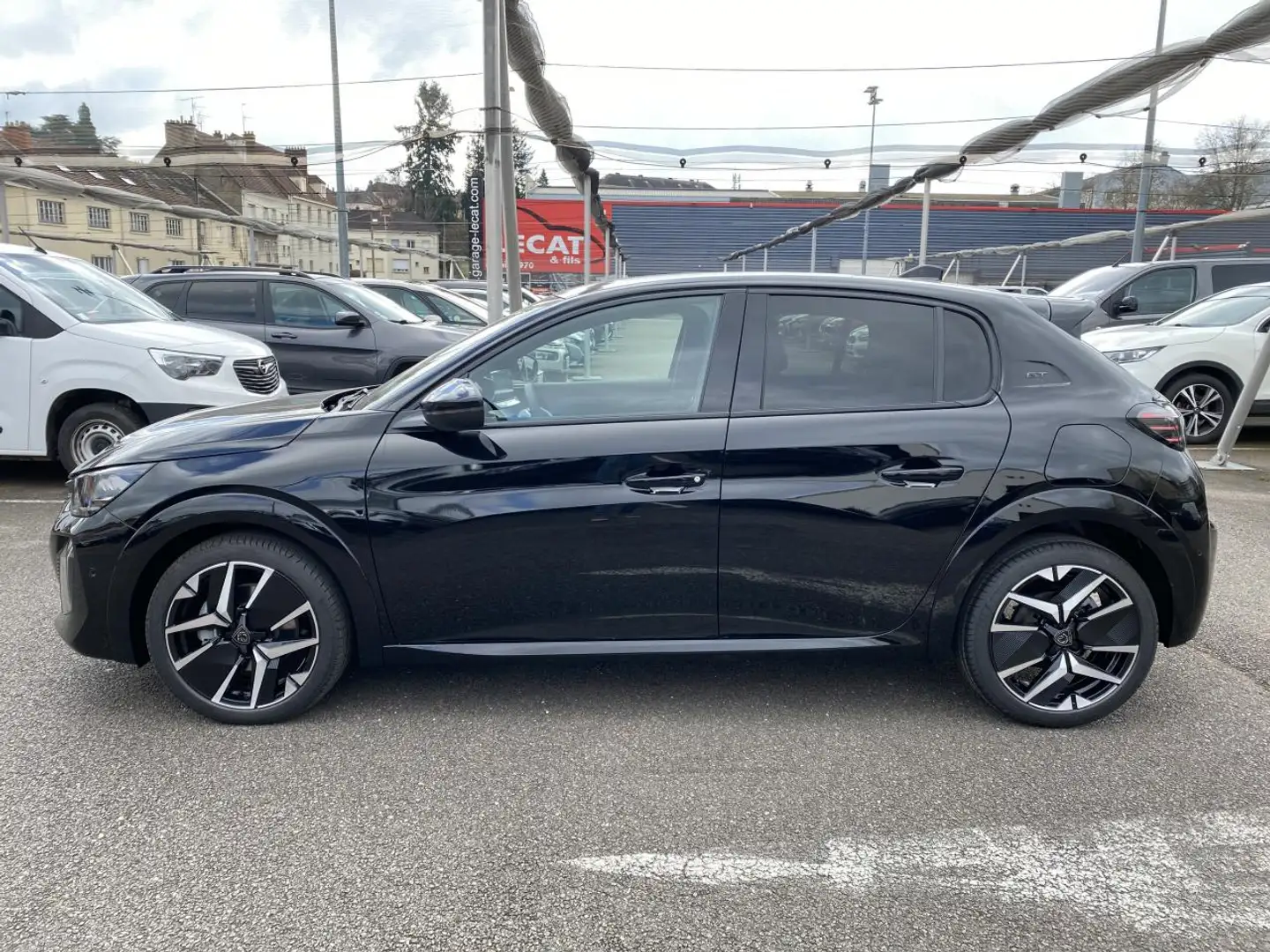 Peugeot 208 II (2) 1.2 Hybrid 145 e-DCS6 GT PACK NAVIGATION \u0026 VISION / DRIVE ASSIST PLUS Schwarz - 2