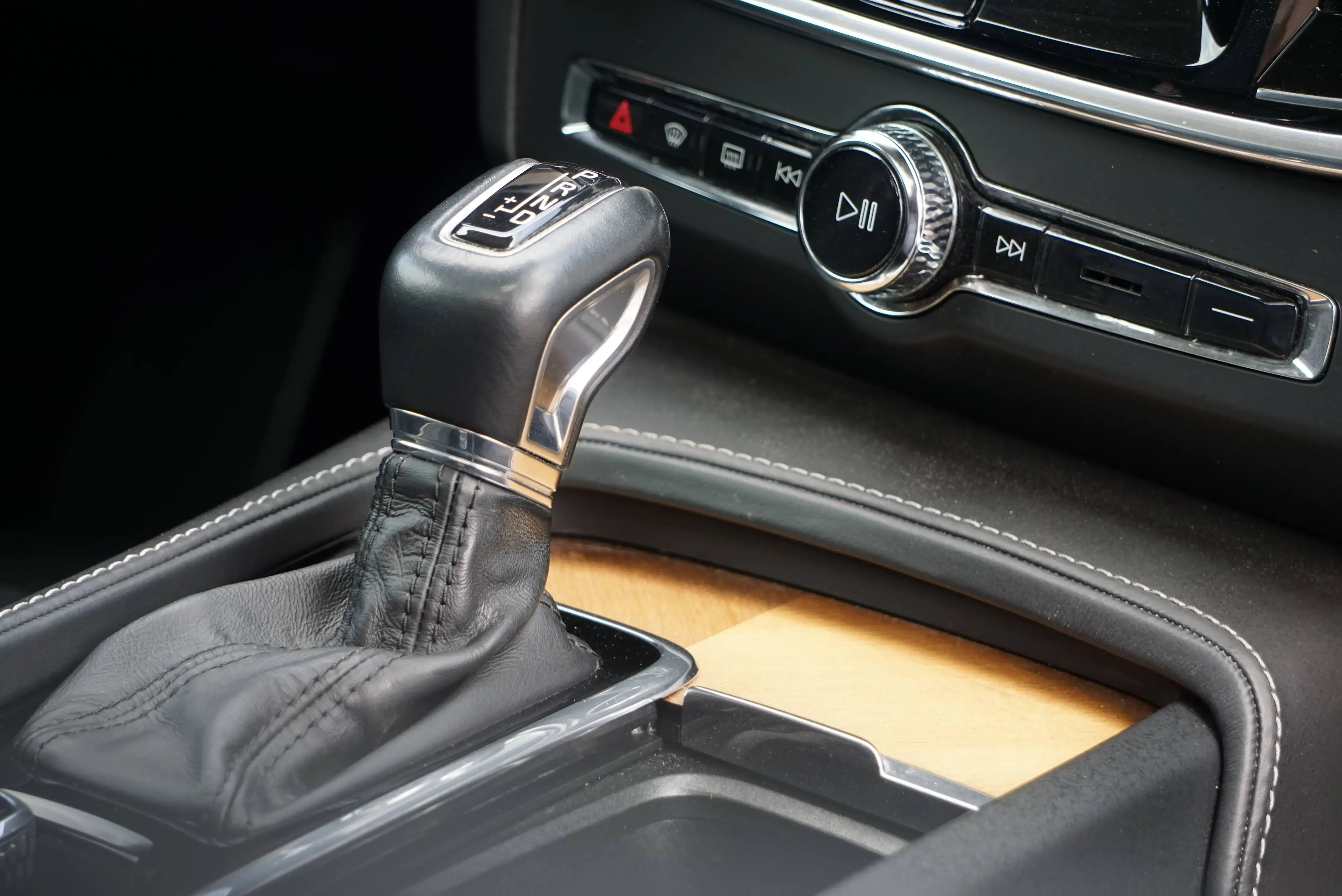 Volvo S90 2.0 T4 Inscription AUTO / COCKPIT / LED / NAVI / CARNET / TOIT OUVRANT — photo 14
