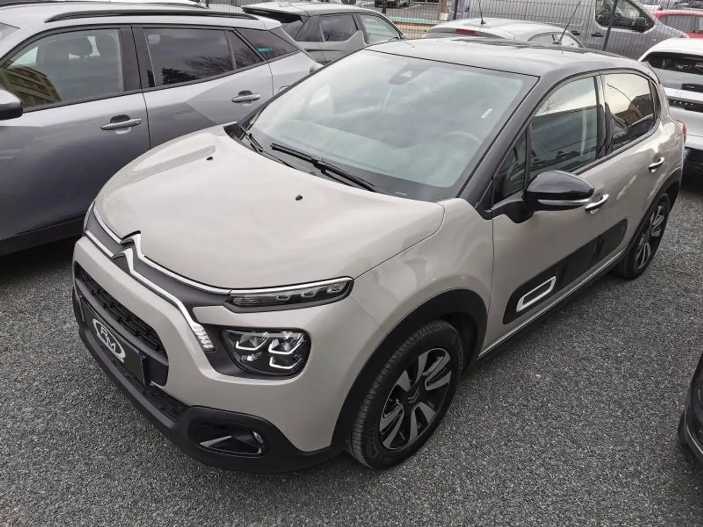 Citroen C3 1.2 PureTech 83ch S\u0026S Shine Schwarz - 2
