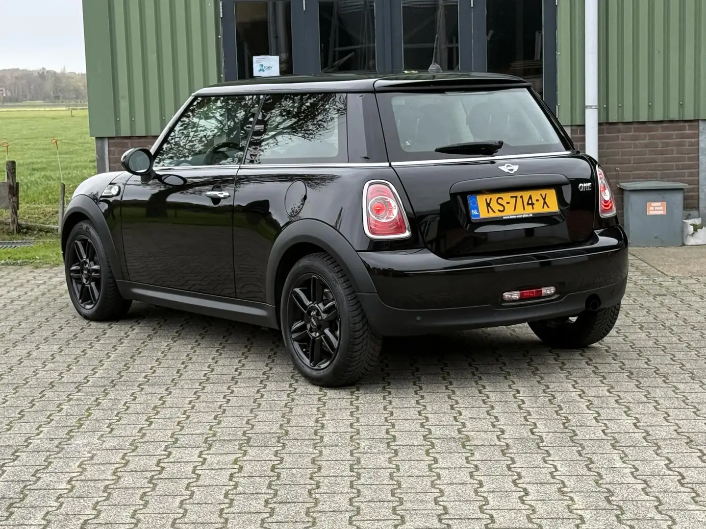 MINI One Mini 1.6 Salt | Parkeersensoren | Airco | All Seas Zwart - 2