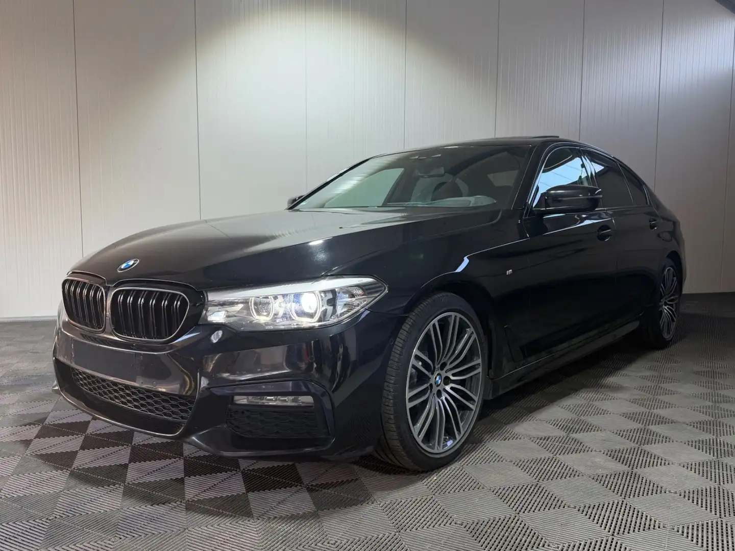 BMW 530 d Limousine  M Sport, Schiebedach, H&K, HUD, Noir - 2