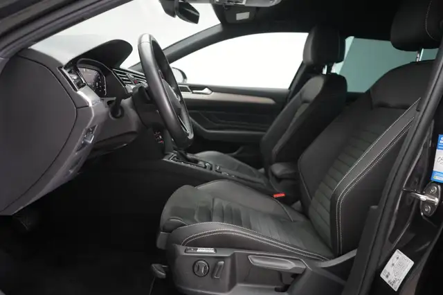 Volkswagen Passat view 11