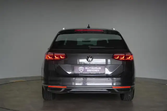 Volkswagen Passat view 5