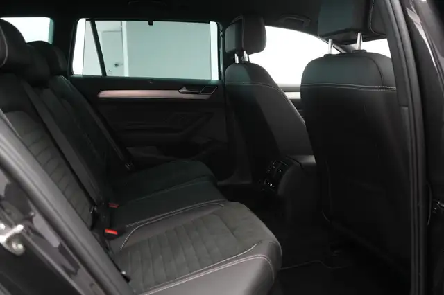 Volkswagen Passat view 9
