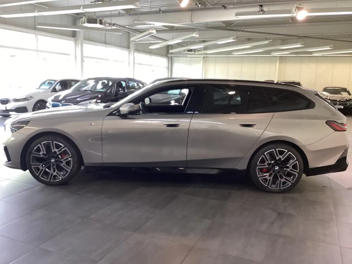 BMW 520 d Tour. M Sport Pro 20'' AHK Pano Iconic H/K Sitzb Gris - 2
