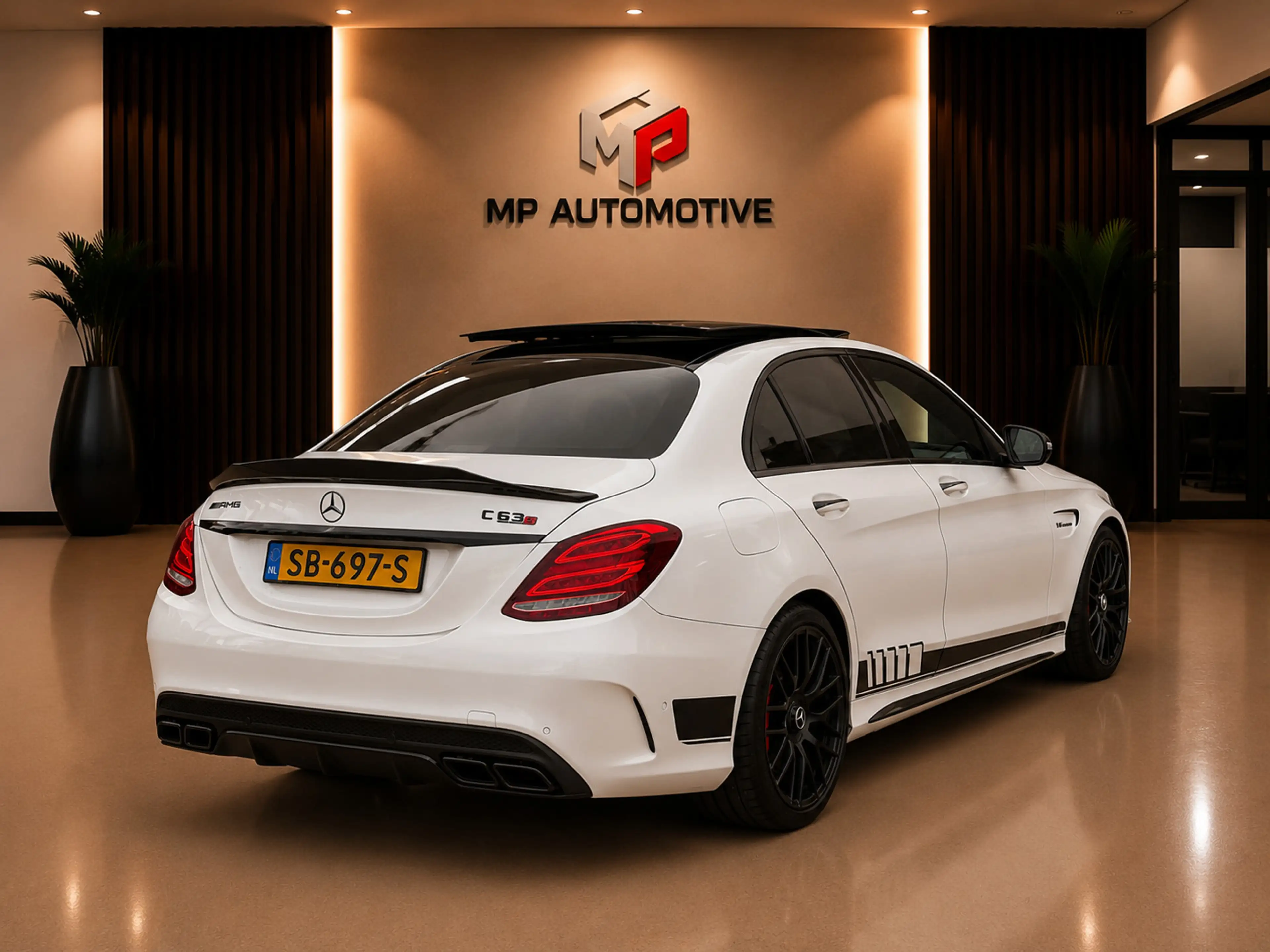 Mercedes-Benz C 63 AMG S Edition 1|PANO|MEMORY|KUIPST|CARBON|BURMESTER|C6 — photo 3