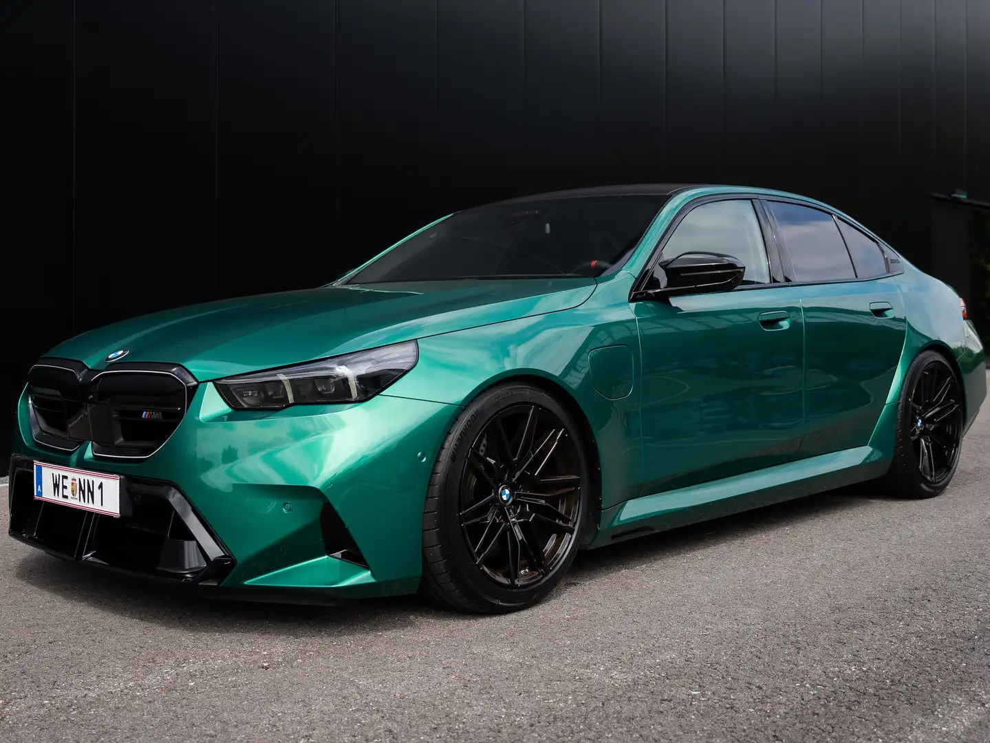 BMW M5 mit Individual Lackierung "Isle of Man" Verde - 1