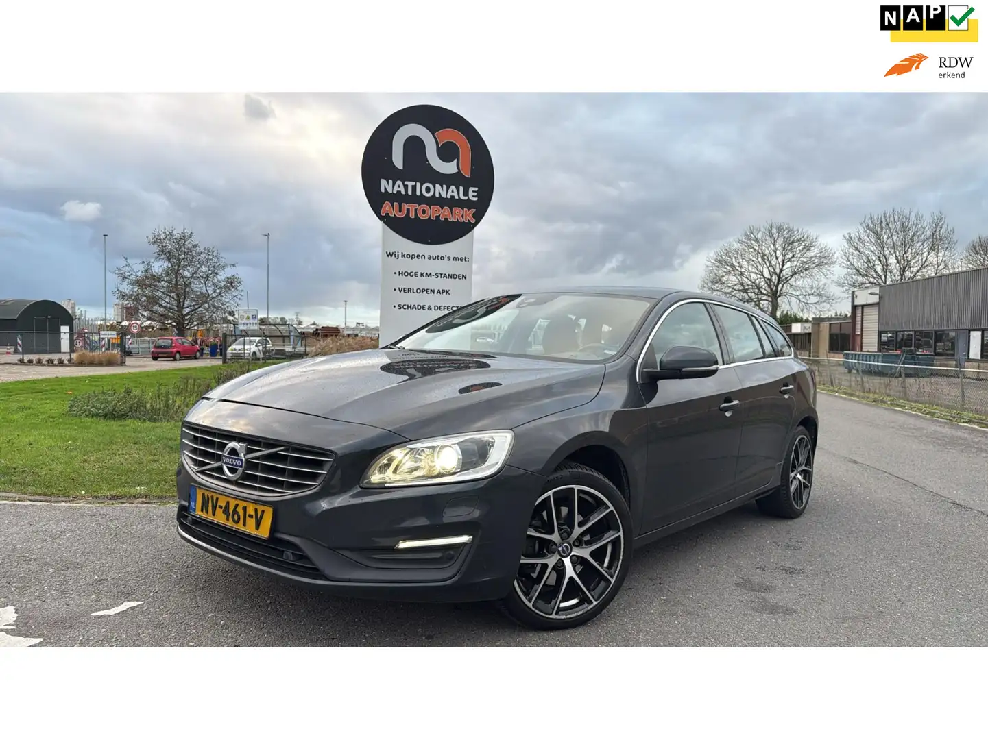 Volvo V60 2017 * 2.0 D3 Nordic+ * EURO 6 * LEDER * NAVI *APK Grijs - 1