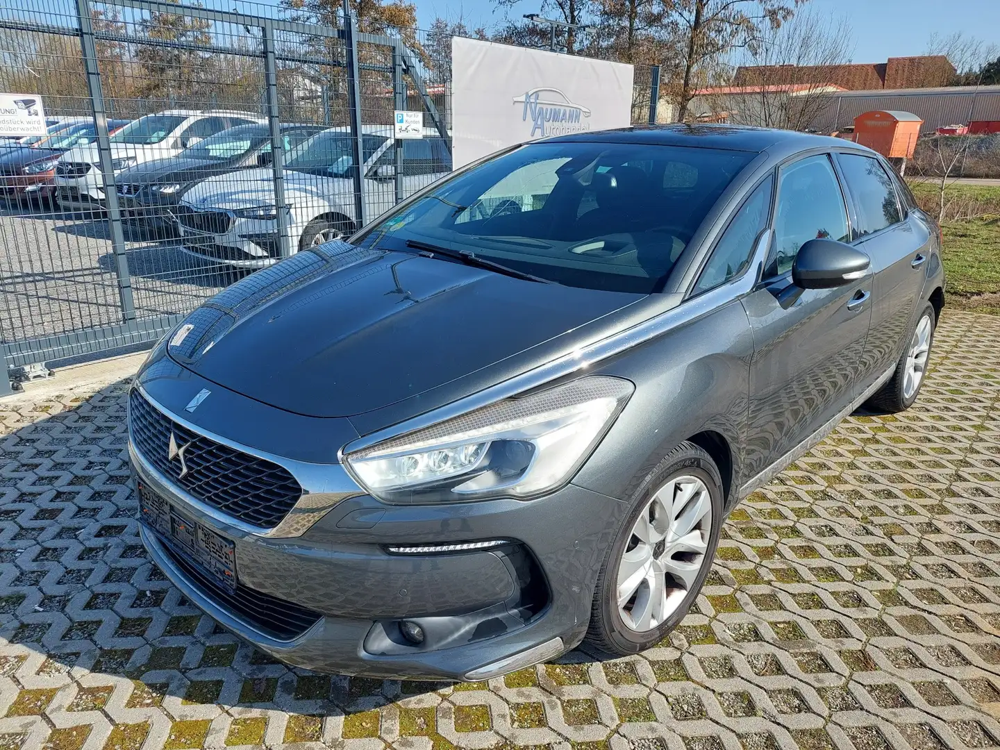 DS Automobiles DS 5 Basis Grau - 1