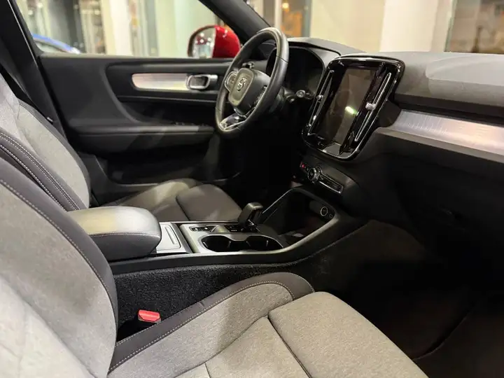 Volvo XC40 2024, foto 13