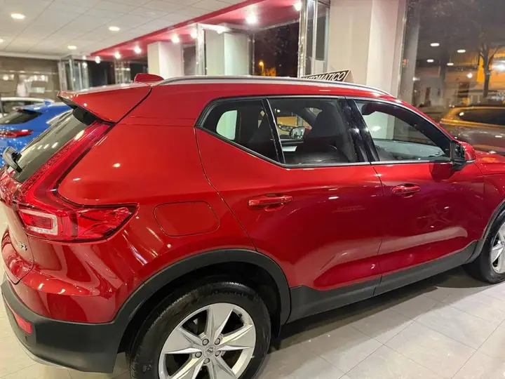 Volvo XC40 2024, foto 3