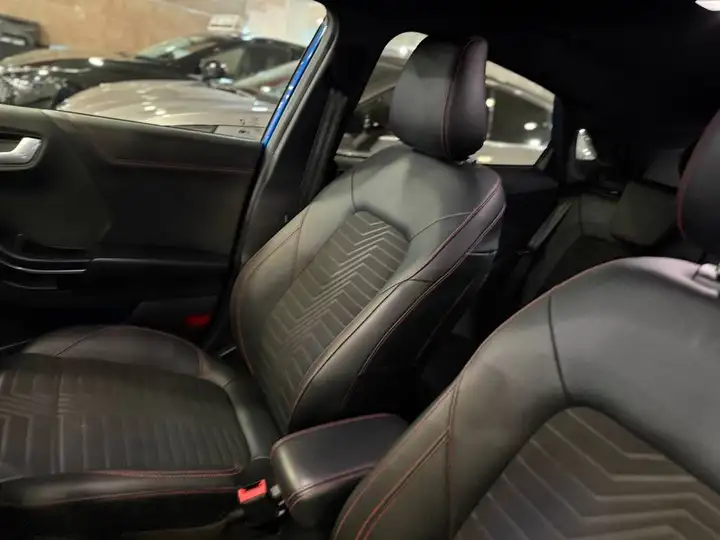 Volvo XC40 2024, foto 6