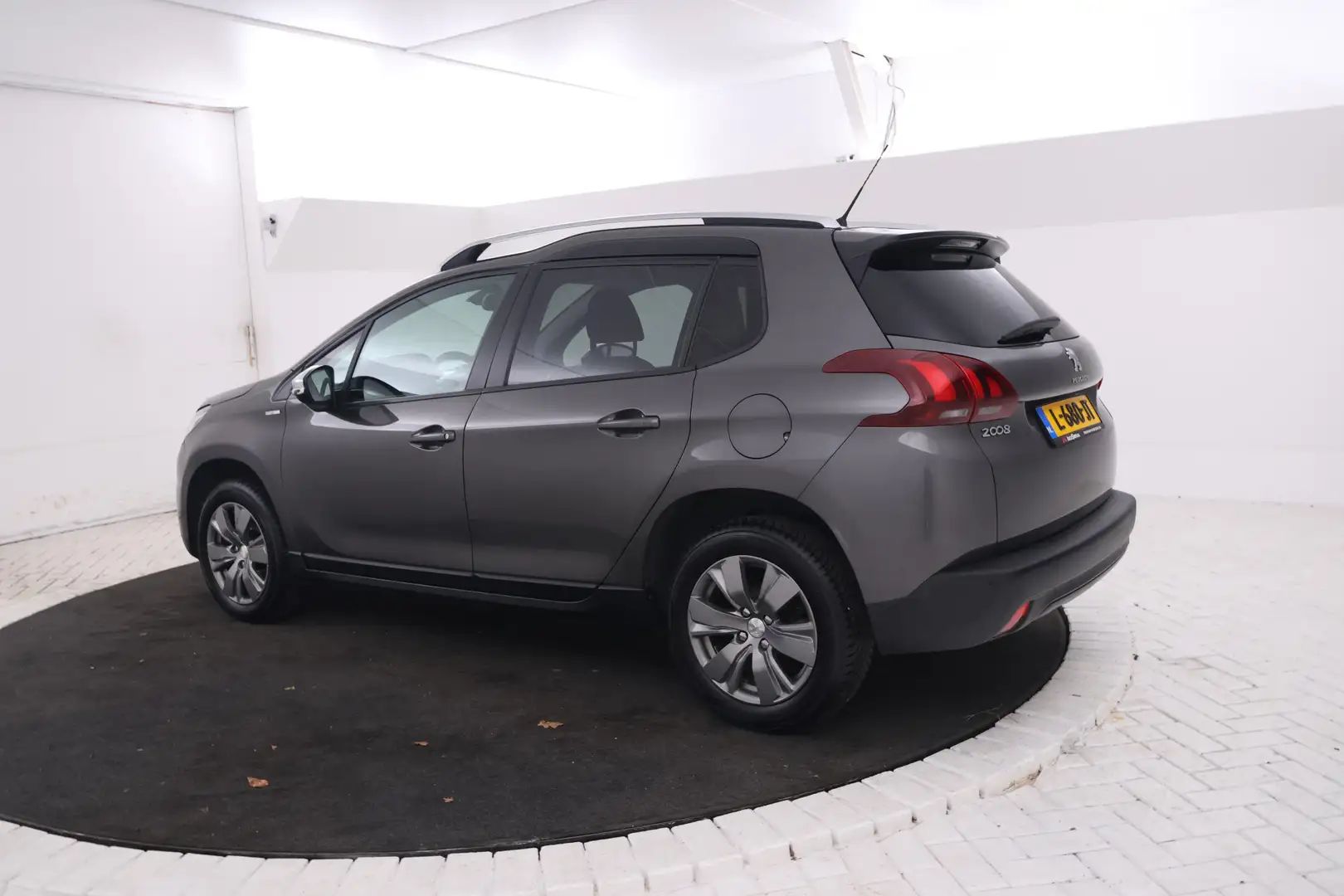 Peugeot 2008 1.2 PureTech Active Navigatie, Led, Climate . Gris - 2
