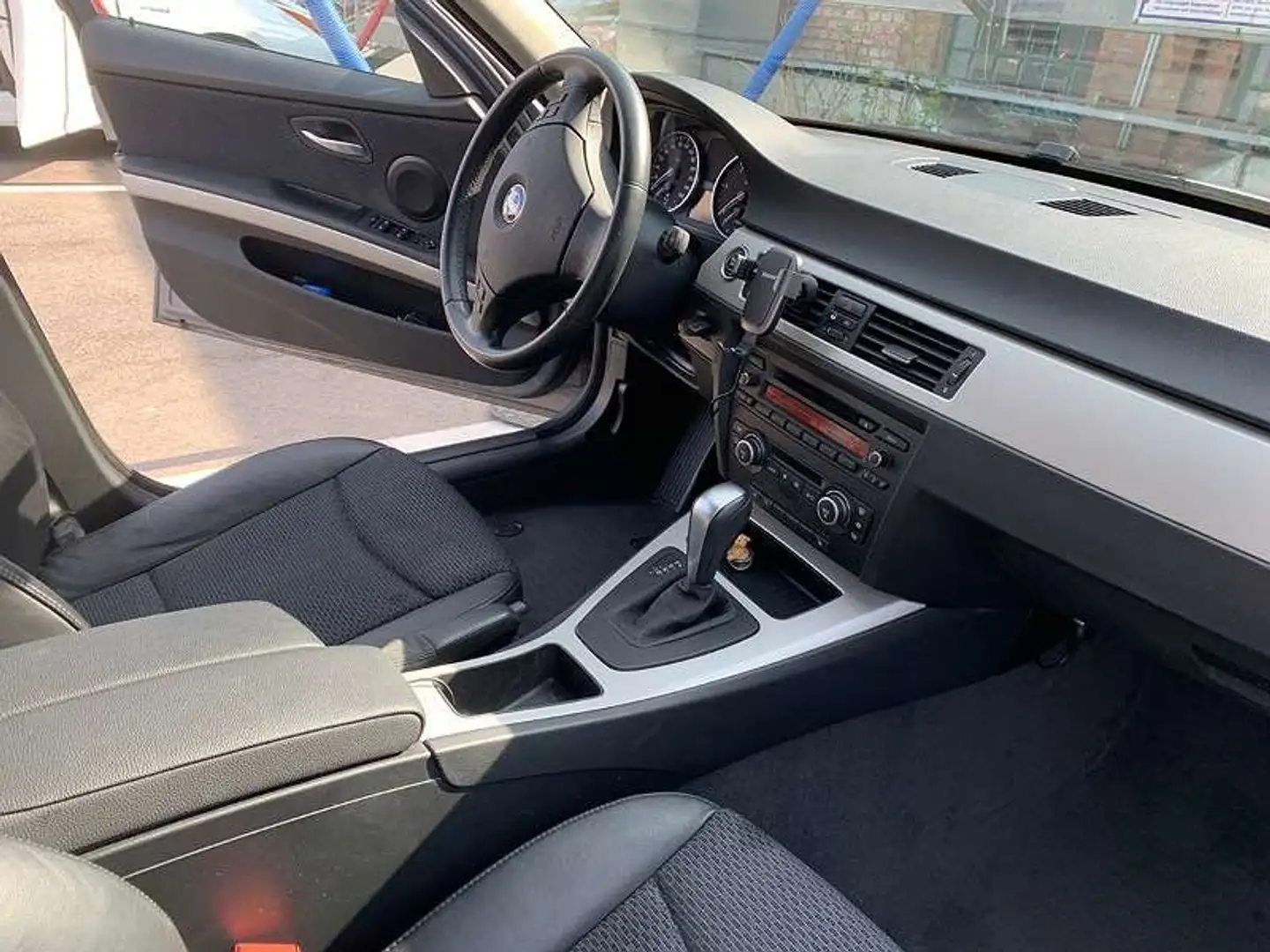 BMW 320 320d Touring Aut. Grau - 1