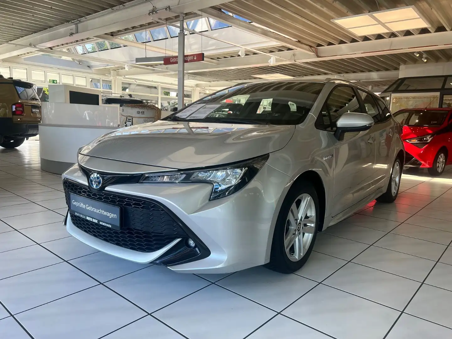 Toyota Corolla TS 1,8 Hybrid Business Edition Zilver - 1