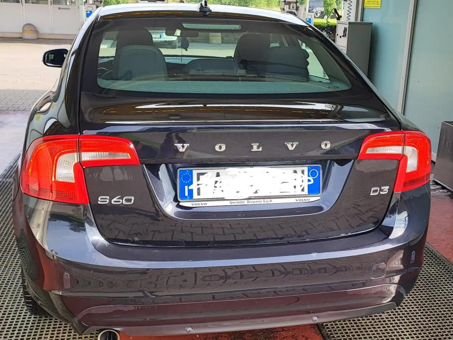 Volvo S60 S60 II 2014 2.0 d3 R-design Momentum geartronic Nero - 1