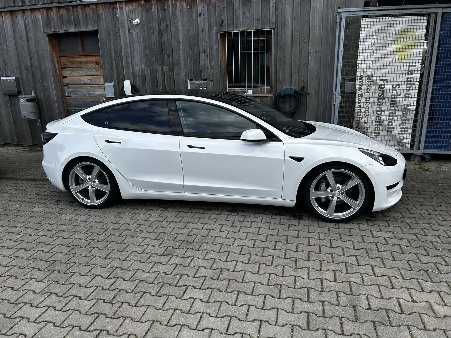 Tesla Model 3 SR - 8 fach bereift - Winterpaket Weiß - 1
