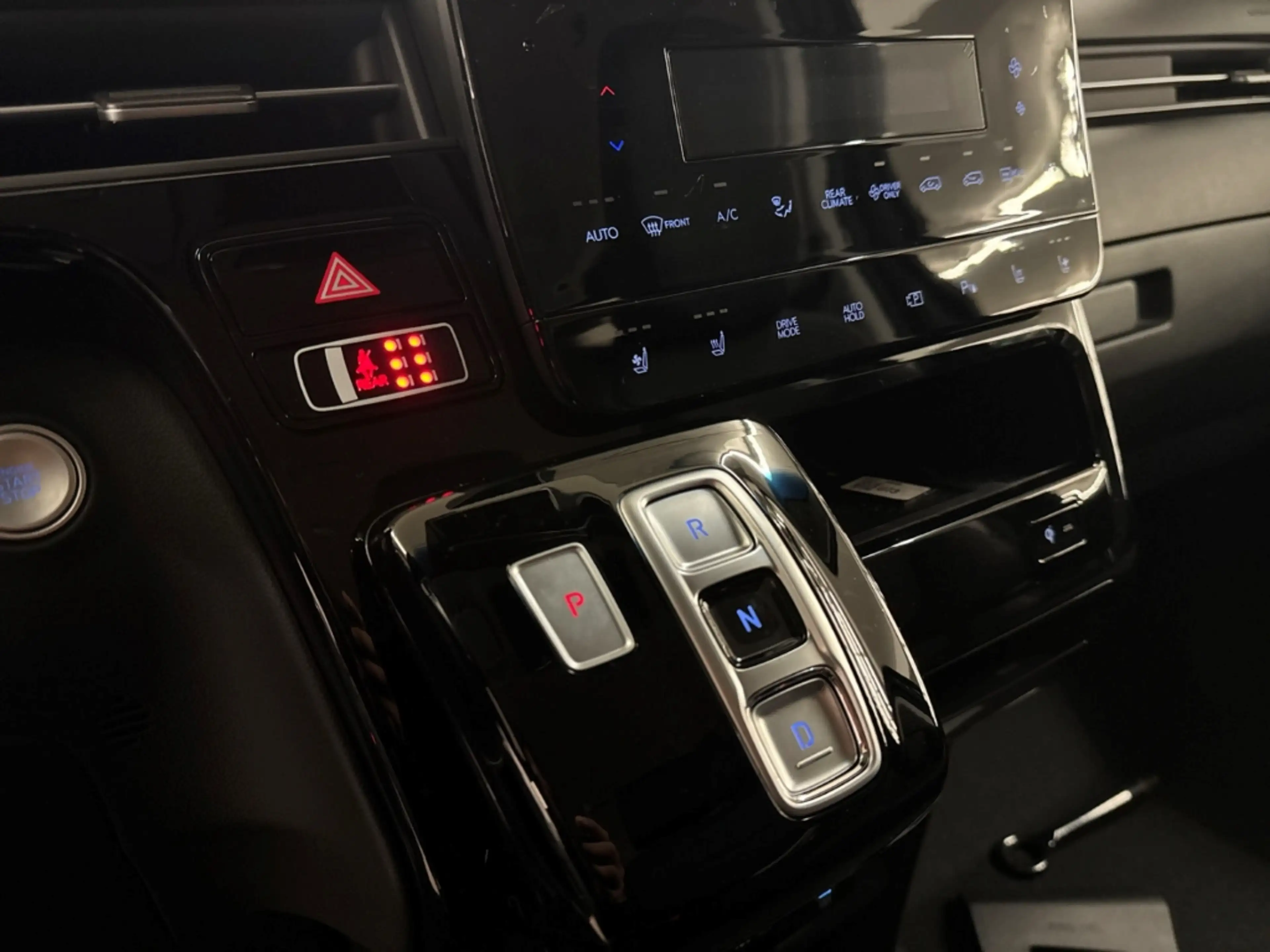 Hyundai STARIA Trend Hybrid Automatik Navi Leder Digitales Cockpi — photo 8